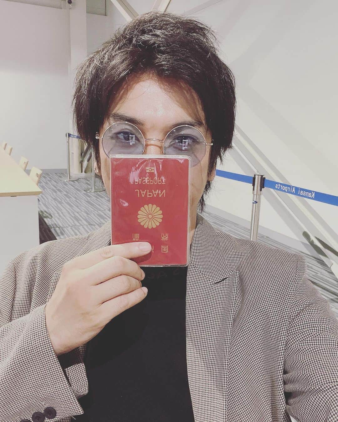 桂あおばさんのインスタグラム写真 - (桂あおばInstagram)「とりあえず韓国行ってきやす。  あのベタな台詞言わせてもらいます。  カジノに預けてる大金引き出してきますわ！  ここからは天に向けて。  拝見。  落語の神様いつも本当にありがとうございます。いつもほんまにほんまに感謝してます。貴方様に頭があがりません。おおきにです。  ちなみにギャンブルの神様って友達ですか？繋がりあるならちょいとよろしくお伝えください。  なんかうまいこと言うてくれたらすごく助かります。  敬具  #加工 #男やのに #口元パスポート #これがきっとインスタの正しい使い方や！ #韓国 #韓国カジノ #仁川 #パラダイスシティ #家建てるつもりで戦ってきます #サングラスは芸能人やから許してやー、」9月11日 10時22分 - aoba0112