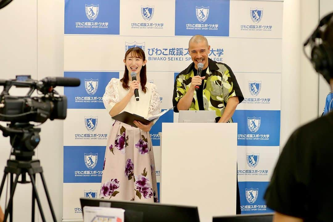 近藤岳登さんのインスタグラム写真 - (近藤岳登Instagram)「私の愛するびわこ成蹊スポーツ大学サッカー部が創部20周年を迎えました。  大恩師松田保前監督曰く、「ゴミ捨て場にダイヤモンドの原石が落ちていた」と称した近藤岳登でスタートしたびわこ成蹊スポーツ大学サッカー部。  そんな岳登は今まさにゴミ捨て場の普通のゴミとなりそうな勢いですが、びわこ成蹊スポーツ大学で学んだ、スーパーポジティブマインドと、あの時出逢った最高の仲間にしてもらう、おんぶに抱っこに肩車、そして松田保前監督の指導のおかげで切り拓くことができたJリーグ生活で得た時計やブランド品を質屋に売ることで、なんとか明るく元気に生きています。  本当に、びわこ成蹊スポーツ大学、松田保前監督、そしてそんな監督の教え「友情は最高の戦術」に洗脳された仲間達には感謝しかありません。  この20周年記念イベントも、あの時の仲間に無理矢理仕事を捩じ込ませ、MCに抜擢して頂きました。友情は最高の戦術！  感慨深く、楽しすぎる配信となりました。  これからも30周年、50周年、100周年と、永遠に輝き続けるびわこ成蹊スポーツ大学サッカー部の活躍楽しみにしています。  70周年までMCの座は絶対に譲りません。  びわこ成蹊スポーツ大学のスーパースター1期生近藤岳登  Special thanks @bssc_fc  松田保前監督 望月聡監督 石橋克之選手 工藤真人選手 倉原將選手 MC 山村燿 @kirari.yamamura  帰りの電車では松田保前監督と仲良く向き合って座り、なぜか永遠と恋愛と結婚について語られました。」9月11日 10時17分 - gakuto_kondo