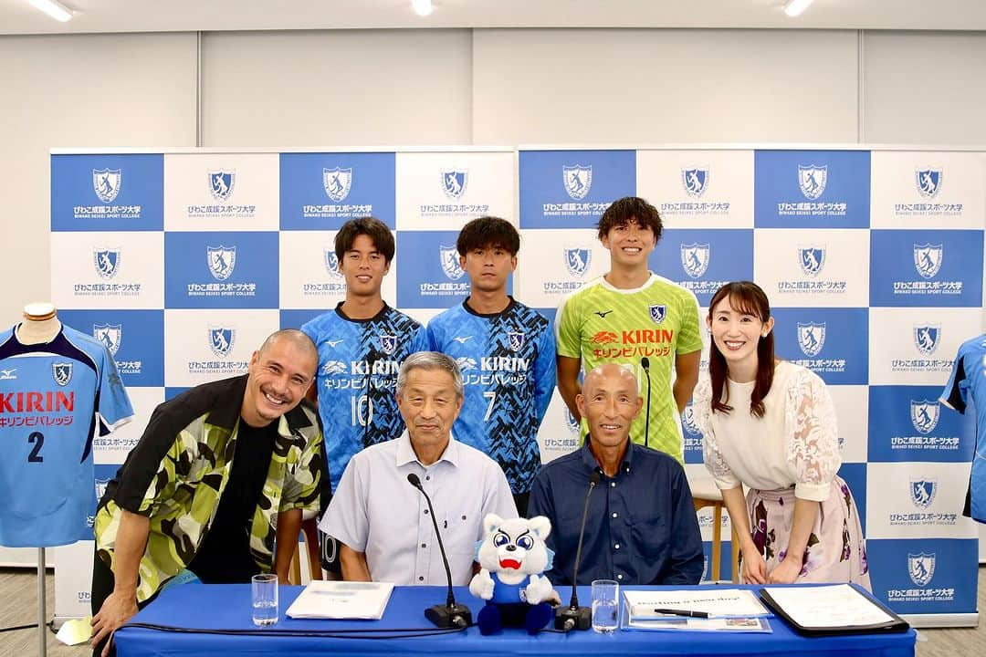 近藤岳登さんのインスタグラム写真 - (近藤岳登Instagram)「私の愛するびわこ成蹊スポーツ大学サッカー部が創部20周年を迎えました。  大恩師松田保前監督曰く、「ゴミ捨て場にダイヤモンドの原石が落ちていた」と称した近藤岳登でスタートしたびわこ成蹊スポーツ大学サッカー部。  そんな岳登は今まさにゴミ捨て場の普通のゴミとなりそうな勢いですが、びわこ成蹊スポーツ大学で学んだ、スーパーポジティブマインドと、あの時出逢った最高の仲間にしてもらう、おんぶに抱っこに肩車、そして松田保前監督の指導のおかげで切り拓くことができたJリーグ生活で得た時計やブランド品を質屋に売ることで、なんとか明るく元気に生きています。  本当に、びわこ成蹊スポーツ大学、松田保前監督、そしてそんな監督の教え「友情は最高の戦術」に洗脳された仲間達には感謝しかありません。  この20周年記念イベントも、あの時の仲間に無理矢理仕事を捩じ込ませ、MCに抜擢して頂きました。友情は最高の戦術！  感慨深く、楽しすぎる配信となりました。  これからも30周年、50周年、100周年と、永遠に輝き続けるびわこ成蹊スポーツ大学サッカー部の活躍楽しみにしています。  70周年までMCの座は絶対に譲りません。  びわこ成蹊スポーツ大学のスーパースター1期生近藤岳登  Special thanks @bssc_fc  松田保前監督 望月聡監督 石橋克之選手 工藤真人選手 倉原將選手 MC 山村燿 @kirari.yamamura  帰りの電車では松田保前監督と仲良く向き合って座り、なぜか永遠と恋愛と結婚について語られました。」9月11日 10時17分 - gakuto_kondo