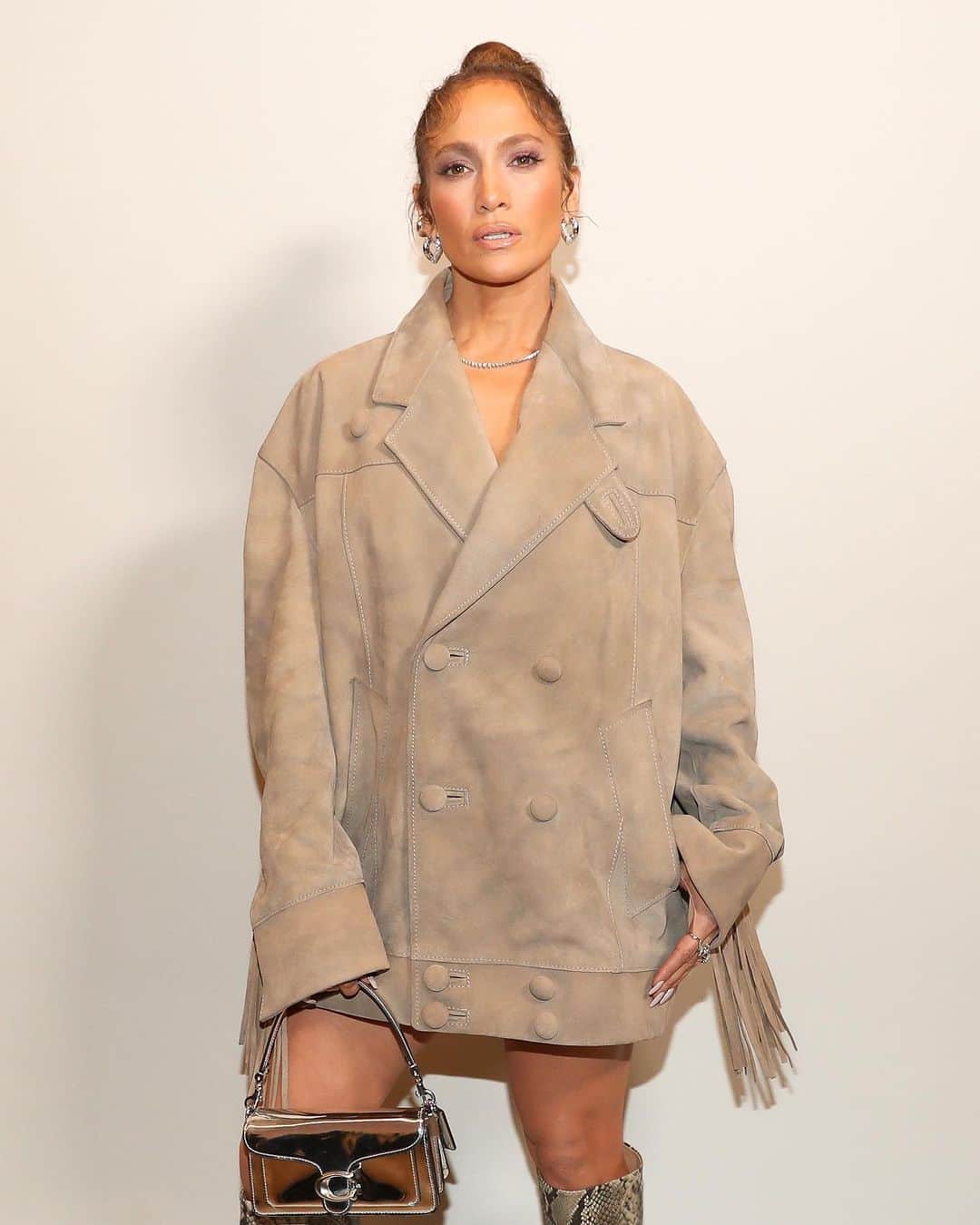 コーチのインスタグラム：「No words just 💎. #JenniferLopez shines. #CoachSpring24  Photos 1 & 3: @bfa Photos 2 & 4: @emmanuelsmonsalve  #NYFW #WearYourShine #CoachNY」