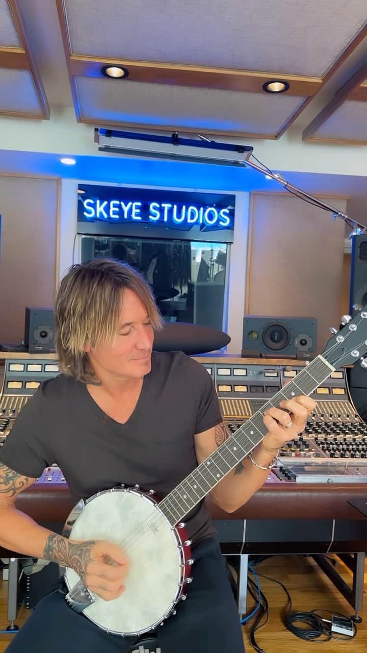 キース・アーバンのインスタグラム：「These guys took me out on the road even before I had a record deal, and coming up next month I get to have the extraordinary full circle moment of being inducted into the Nashville Songwriters Hall of Fame alongside Kix. I’m so thrilled to have the legendary @brooksanddunn at All For The Hall this year ! Tickets on sale Friday @ 10am CT.」