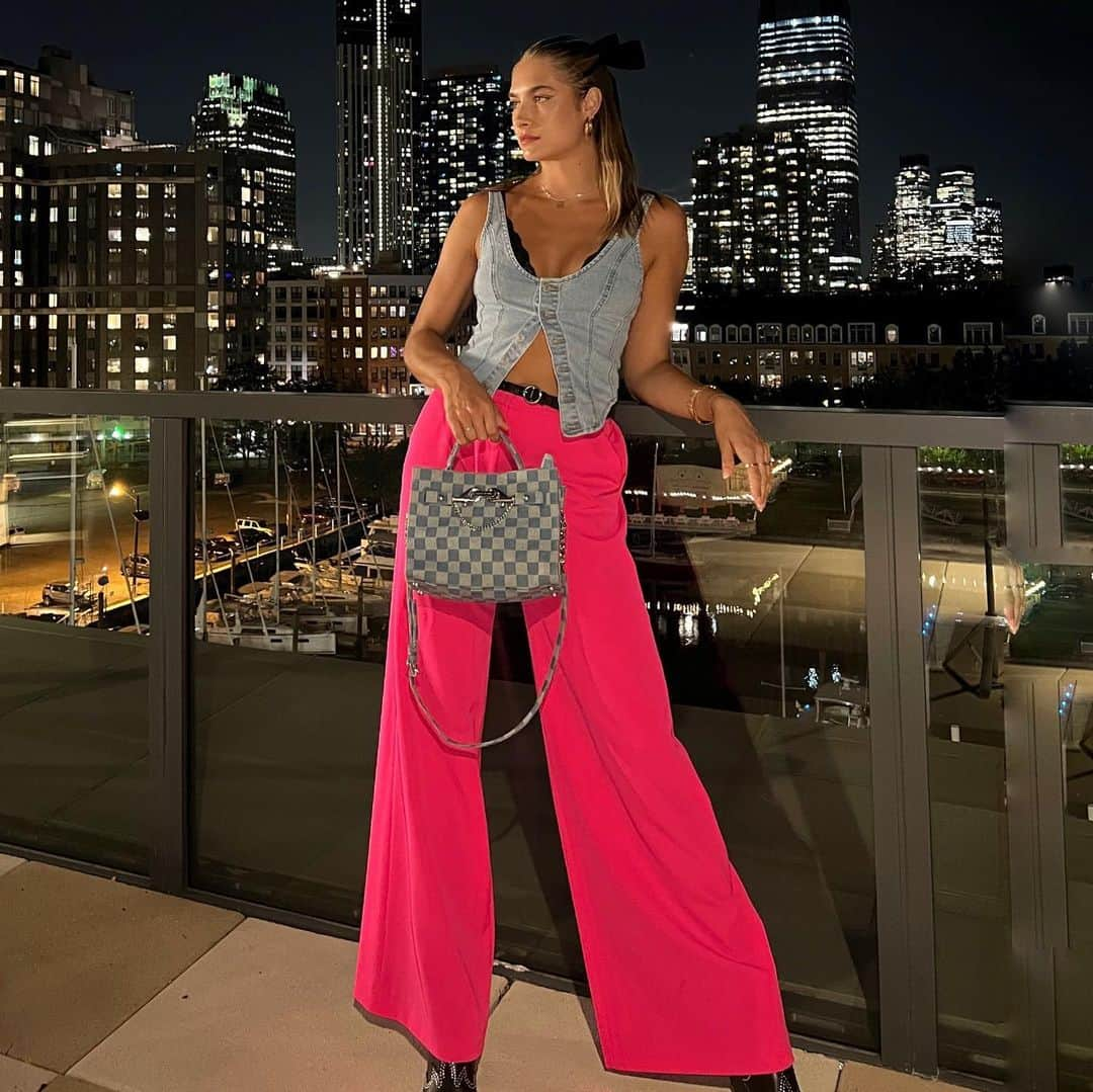 Monica Aksamitさんのインスタグラム写真 - (Monica AksamitInstagram)「on Wednesdays we wear pink  #nyfw #polishgirl #denimvest #pinkpants #womensfashion #fallfashion #outfitideas」9月13日 1時45分 - monicaaksamit