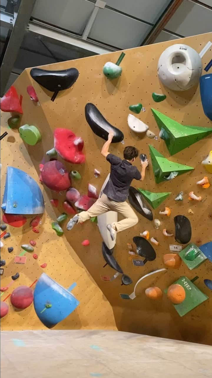 伊東秀和のインスタグラム：「. @flatbouldering  到着から着替える暇なく、朝から閉店まで3クラスレッスン✨✨✨最後のクラスで閉店間際。なかなか来れないFLATの課題登ってなかった〜と焦る😅 レッスンを進めていた強傾斜の目についた黒課題をトライ！イベント中のNo,25 Flash🔥😆 想像とのすり合わせ💫現場での対応、楽し〜！！！ ドキドキを超えてTop✅気持ちいい✨ @raffinee_orientalbio  @a_climbing_jp  @mammut_japan  @camp1889outdoor  #bouldering  #boulder_videos_of_instagram  #japan  #enjoy」