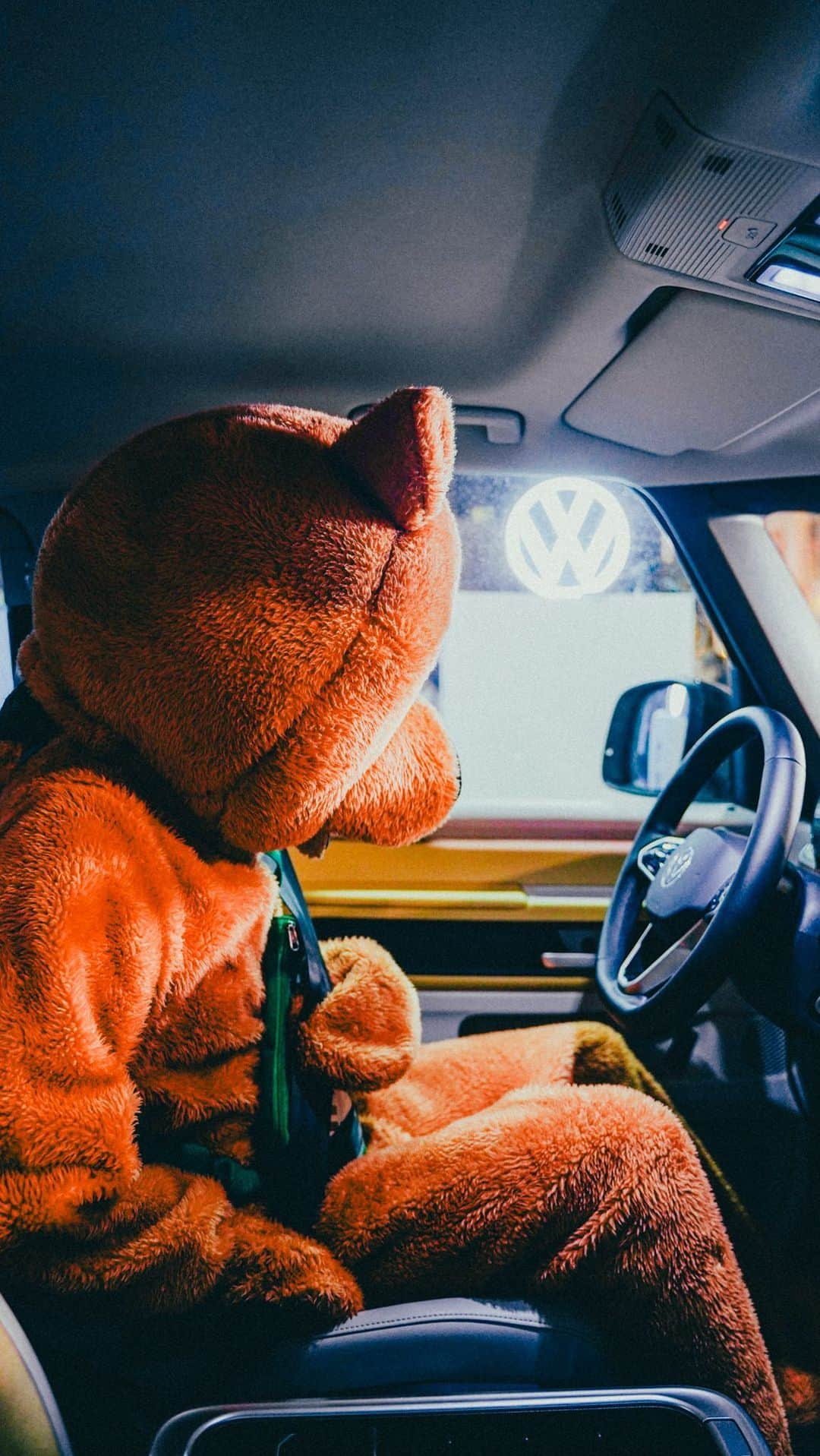 Volkswagen do Brasilのインスタグラム：「#DestraveOPlay para as melhores viagens da sua vida numa ID. Buzz, tipo vir pro #TheTown. @trident_brasil já veio conhecer essa belezinha eletrizante e tá pronta pra mais. #VouDeVolks #VWBrasil #MascaEDestrava   #VWParaTodos Vídeo. Uma pessoa vestida de urso de pelúcia marrom usa uma mochilinha de ombro verde da marca Trident. Abre a porta da kombi elétrica ID. Buzz, entra no carro, coloca o cinto, abre o porta-luvas que está cheio de caixas de chicletes Trident.」