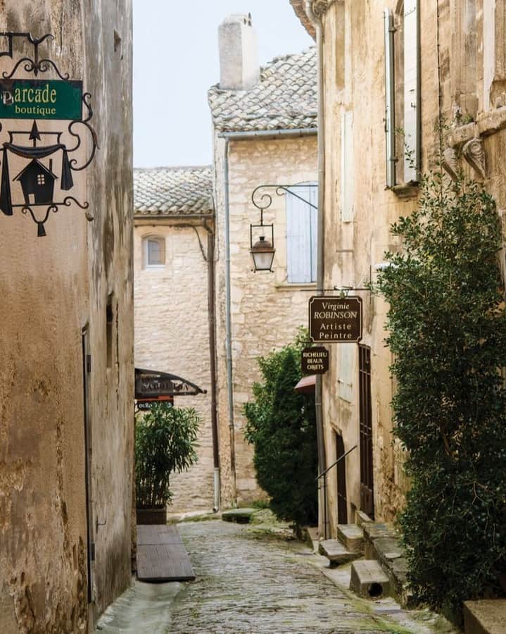 ロクシタンのインスタグラム：「Sun-kissed streets of the south of France. Every corner of Provence holds the heart of our heritage. 🌿🇫🇷 #Loccitaneenprovence」