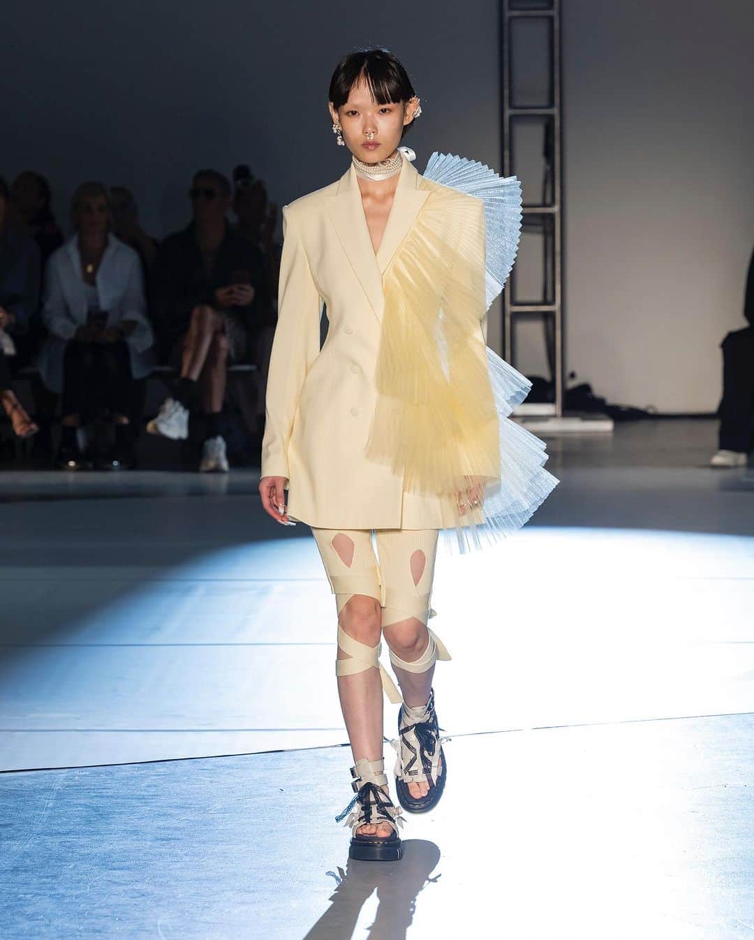 アディアムのインスタグラム：「#ADEAM Spring Summer 2024 Collection.   Styling: @VittoriaCerciello Casting: @SdCasts Hair: @LaurentPhilippon for @MrSmithHair  Make-Up: @SadaIto for @Narsissist Nails: @NailGlam Shoes: @DrMartensOfficial Production: @EyesightGroup」