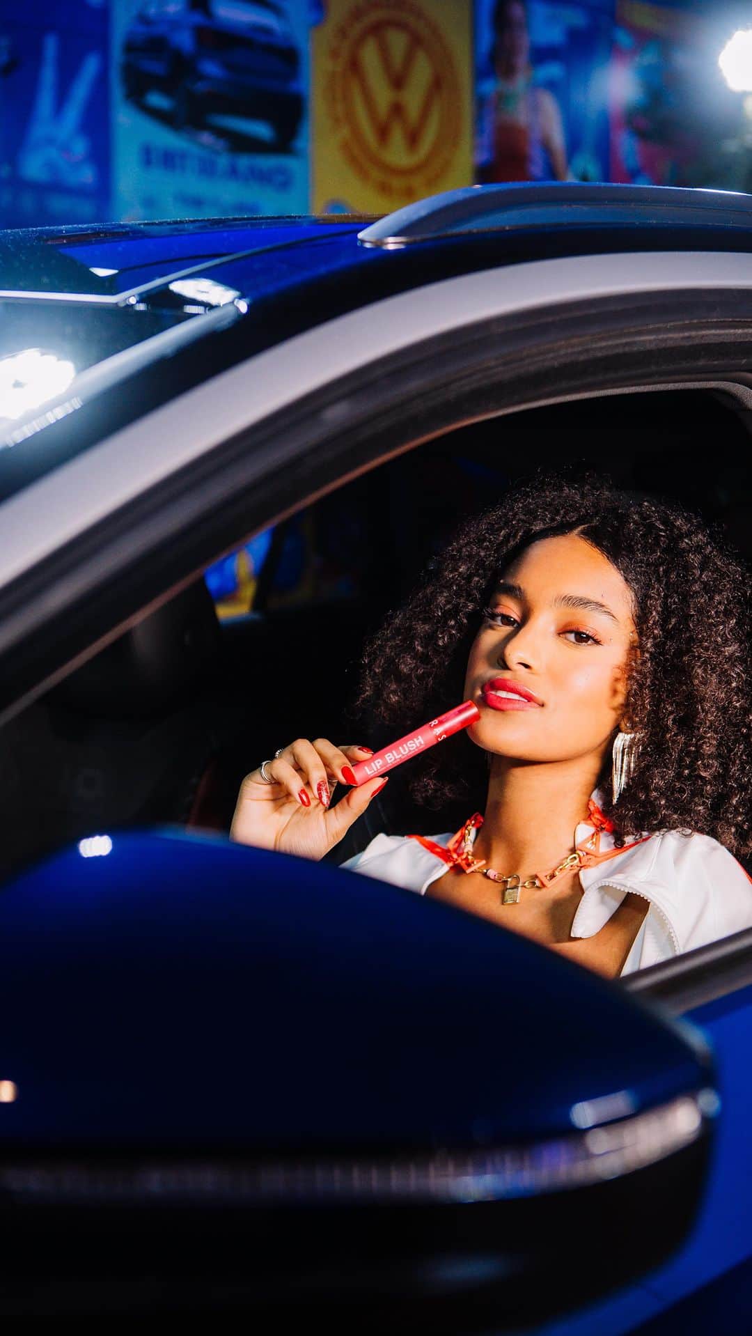 Volkswagen do Brasilのインスタグラム：「Depois de passar aqui no nosso #DistritoSephora, nada como dar uma voltinha pelos carros da @vwbrasil no palco Skyline, não é mesmo?   A gente amou a make que combinou ao ID.4, o 1° SUVW elétrico disponível no Brasil! 💙 #SephoraNoTheTown2023 #DistritoSephora #BelezaNoSeuRitmo #VouDeVolks #VWBrasil」