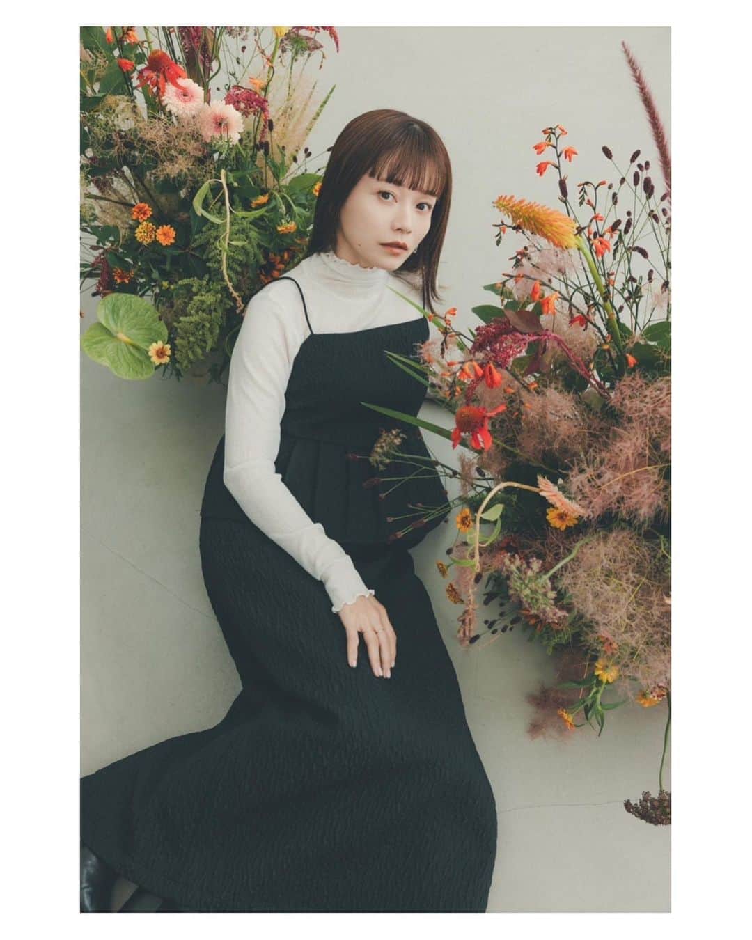 高山直子のインスタグラム：「EiiS 2023 Autumn Collection 公開&発売開始しました🫶 今季も“デイリー”にも“ちゃんと”にも使える表情豊かなアイテムが揃っています✨ぜひ季節の変わり目から春まで色々な組み合わせで秋冬のコーディネートを楽しんでください☺️ 今夜20:00〜は恒例インスタライブ🎙️ たくさん着替えますのでご質問等お待ちしてます🫶 @globalwork_official」