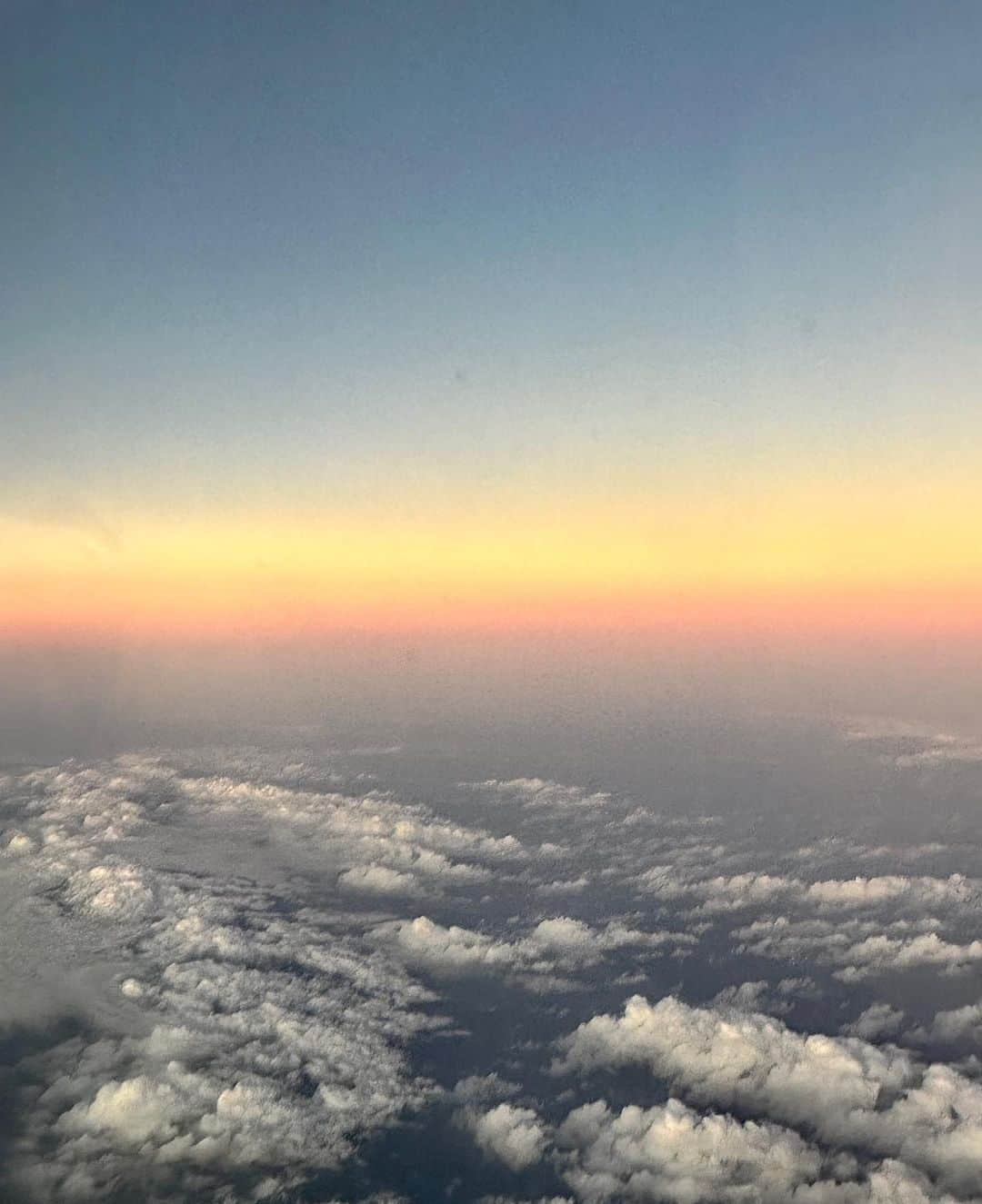 上原歩さんのインスタグラム写真 - (上原歩Instagram)「✈️☁️🌏☁️  大好きな飛行機から 大好きな空を。 皆さま素敵な1週間を  ___________________________________________  #love #life #sky #cloud #sun #colorfull #beautiful #空」9月11日 10時46分 - ayumiuehara