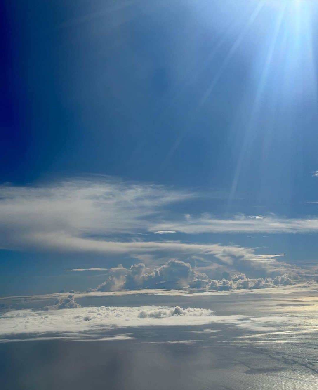 上原歩さんのインスタグラム写真 - (上原歩Instagram)「✈️☁️🌏☁️  大好きな飛行機から 大好きな空を。 皆さま素敵な1週間を  ___________________________________________  #love #life #sky #cloud #sun #colorfull #beautiful #空」9月11日 10時46分 - ayumiuehara