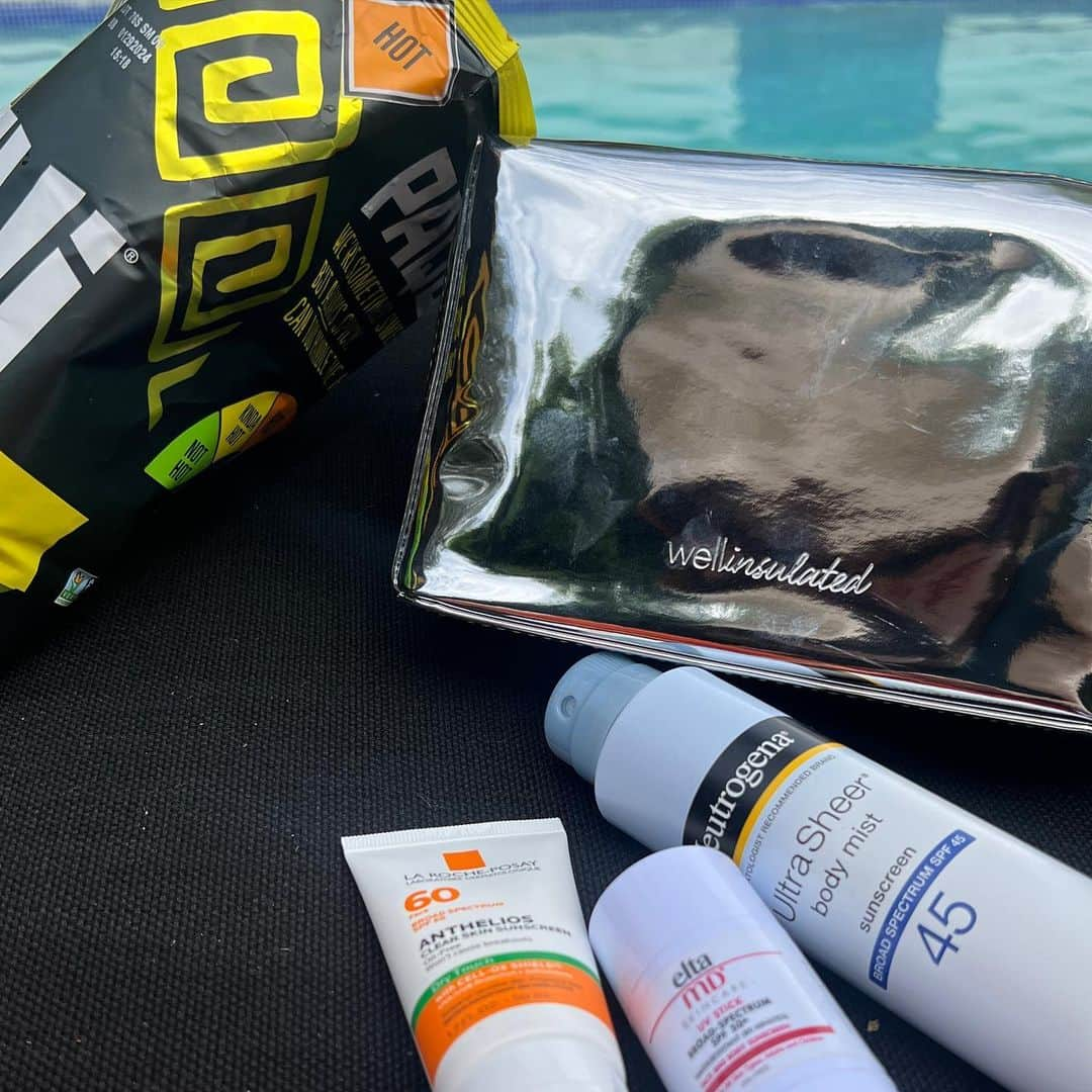 ミシェル・モナハンさんのインスタグラム写真 - (ミシェル・モナハンInstagram)「Weekend necessities - wearing my favorite sun protective swimwear @factorbermuda, applying and reapplying allllll the sunscreens using my waterproof @wellinsulated travel bag whilst eating the most delicious pizza from @anticonuovo___la and wearing my hubby’s @myherbitual on my head - and my body. Not only does this cream soothe eczema prone skin but it turns out it soothes bee stings and mosquito bites too!! Found out the last two the hard way. 😳Everyone needs this magic salve in their life! Wishing everyone a beautiful week ahead. 💫#poolsideandprotected」9月11日 10時56分 - michellemonaghan