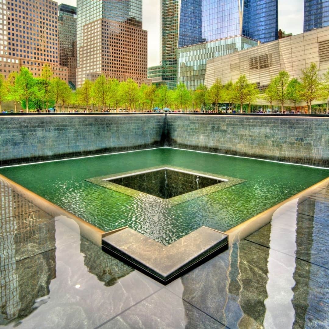 アメリカ大使館さんのインスタグラム写真 - (アメリカ大使館Instagram)「2001年のアメリカ同時多発テロ事件から今日で22年を迎えました。被害にあった世界貿易ビルの跡地はNational September 11 Memorial & Museum（国立9月11日記念館・博物館）となっています。私たちは、あの日悲劇的に命を落とした全ての人々のことを決して忘れないでしょう。なぜなら、バイデン大統領が言及したように、「記憶は癒しとなるから」からです。  #911 #グラウンドゼロ #groundzero #ニューヨーク #NY」9月11日 11時00分 - usembassytokyo