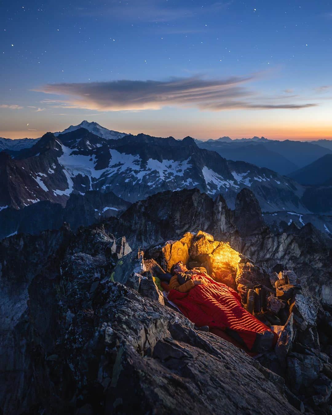 エディー・バウアーのインスタグラム：「GEAR GIVEAWAY! [CLOSED] This month’s #WA100Project gear giveaway, hosted with my friends at @eddiebauer, is for a Flying Squirrel 40° Sleeping Bag. I love wrapping up in this innovative bag on summer nights. It’s a solid, lightweight (only 23 ounces) alternative to a restrictive mummy-style bag, and I must say its name (the “Flying Squirrel”) is on point haha. You’ve got to try it!  To enter the giveaway:  (1) Follow @eddiebauer and @scott_kranz; and  (2) Tag a friend and mention where you’d camp with your new sleeping bag! (Additional comments with tagged friends equal additional entries).  We hope this gear helps you get outdoors safely and comfortably as part of your next overnight adventure, wherever that may be!  – Contest open to US and Canadian residents and ends on Sept 17, 2023 at 11:59 PM PST. Winner will be randomly selected and announced and notified by direct message by Sept 20. Best of luck!  This giveaway is in no way sponsored, endorsed or administered by, or associated with, Instagram. #Giveaway #Contest #LiveYourAdventure #EBPartner」