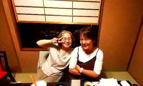 高口里純のインスタグラム：「小高恵美ちゃん(いつまでもちゃん付けなんだけど何せ16歳で会ってるからな～)と地元で飲んだよ～😆 楽しいひとときだった！ また、飲もうね～😃✌️ 変わらずショートカットが可愛いかった！」