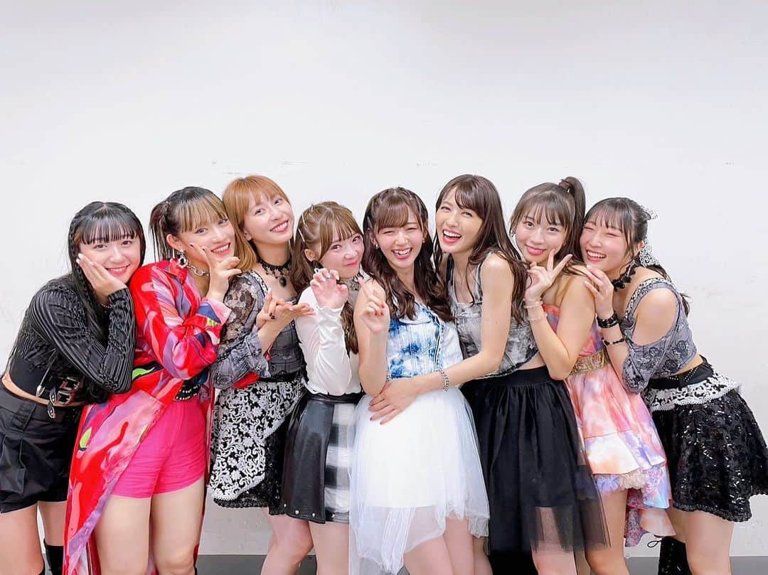 のインスタグラム：「. そして、そして°C-ute楽曲を一緒にパフォーマンスしてくれた後輩たちにも感謝の気持ちでいっぱいです♡ 実は愛理と話し合って、°C-ute時代に帯同してくれていた、当時の研修生から参加してもらったんです。そんな研修生たちが、今ではハロプロを引っ張るめちゃくちゃカッコいい頼れるお姉様方になっていて、、、😭 あんなに小さかったのに〜〜〜😭とそれも感慨深いものです🥲♡ °C-uteのライブは研修生たち無しでは成立しない演出ばかりで、ステージ上での早着替えや、映像を使っての演出、とにかく当時めちゃくちゃプレッシャーを感じながらも完璧にやりこなしてくれていたみんなを、私たちは心から信頼していたし、凄いな‼︎‼︎この子たち‼︎‼︎‼︎とめちゃくちゃ感謝していました。研修生たちの頑張りがあったから、無謀な事にも挑戦してこれたんですよね。 だから、またこうして大人になった当時のメンバーたちと、一緒にステージに立てた事は、本当に嬉しかったです。みんなも、色々想うことがあったのか、ステージ裏で号泣していて...こうした後輩たちとの交流が実現したのも、長い歴史あってこそ。ハロプロを支えてくれた全ての方に感謝です。 昨日一緒に立てなかったメンバーとも、次の機会があったら、また一緒に立ちたいなぁ🥹 . 私は今回°C-ute解散以来の、久々の大きなステージだったんだけど、会場に着くと懐かしいコンサートスタッフさんたちが沢山いらっしゃって、『やじまー！久しぶり！今日は雨降ってないねー😁』と、変わらず気さくに声を掛けて下さるの。。。それも胸熱で...😭 やっぱりコンサートって数えきれない程のスタッフさんが陰で支えて下さっているから、私たちはステージに立ってスポットライトを浴びれる訳で...。改めて、ステージに立てるって凄いことだなぁ...と実感しました🥲 コンサート終了後も、当時私たちを育ててくれたスタッフさんたちが、『いやーエモかったねー。涙腺やられるわー。』と言って下さっていて、 本当にたくさんの愛に育てて貰ったんだなぁ。と胸がいっぱいになりました🥺♡ デビュー前から私たちのいろんな可能性をどうにか見つけ出し、引き出そうと、スタッフさんたちもたくさん尽くして下さったから。私たちの夢を叶えさせてあげたい！それが自分たちの夢でもあるんだから！と、一緒に走り抜いて下さったから。だからきっとそんな言葉が出たんだろうなぁ。。。🥲幸せだよね。。。ほんと。 . 昨日はいろんな感情が駆け巡って、うまくまとめられないから、長々と本当に申し訳ないですが...最後に‼️ 25年、ハロプロを支えて下さったハロプロファンの皆さん、本当にありがとうございます‼︎‼︎今ここには書ききれない色んな物語がハロプロにはあって、それもこれも、皆さんが温かい応援でハロプロをこんなに長く続けさせてくれたから生まれたものだと思うんです。きっと30年、35年...と続いていけば更に色んな物語が生まれていくでしょう。これからも続いていくハロプロを私も皆さんと共に見守っていきたいですし、全力で応援して行きます‼️✊またこういうアニバーサリーがあった時には、再びみんなで集まれるように、その時にみんなに恥ずかしくないように‼︎私も自分の道で成長し続けたいですね☺️✨ 本当に本当に、たくさんの愛で私たちの人生を彩って下さりありがとうございます♡そしてこれからも、ハロプロやOGメンバーを温かく見守っていただけたら幸いです♡ . . #ハロプロ25周年 #ハロプロ #鈴木愛理 #牧野真莉愛 #佐々木莉佳子#植村あかり #段原瑠々 #山岸理子 #秋山眞緒 #矢島舞美」