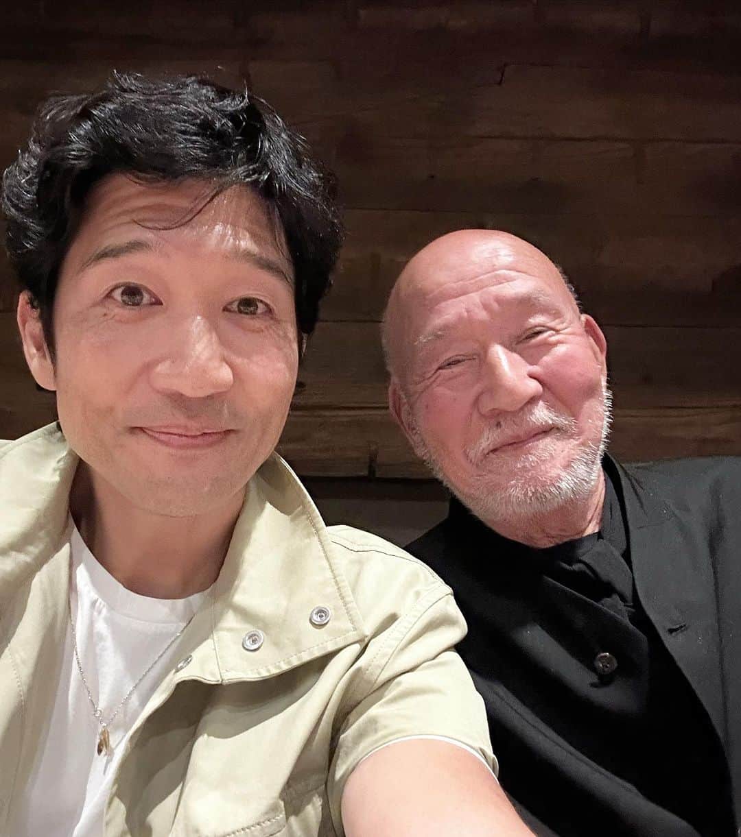 松山智一のインスタグラム：「With a god father of creativity, self taught true ceramicist 🙏🙇🏻‍♂️ #shirotsujimura  Thank you @yoshiigallery @o.d.o_ny   ご一緒すればするほどに憧れ、作家としての足らなさを学ぶ。ありがとうございます。#辻村史朗」