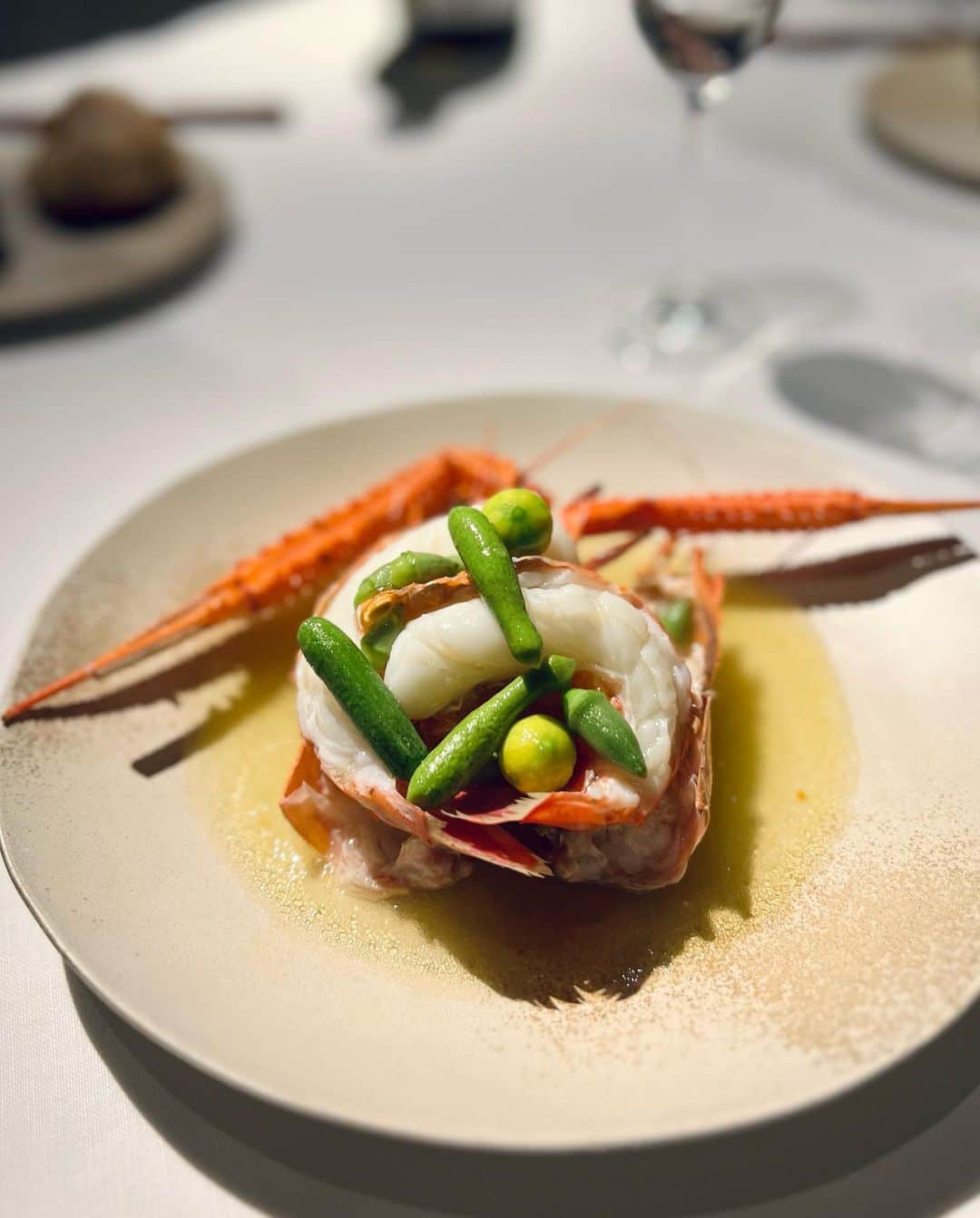 ケス Keisuiのインスタグラム：「改装後の @restaurantnarisawa さんにお邪魔致しました。キッチンを丸々と眺めながらのお食事は、以前よりもライブ感がありかっこよかったです。  毎度ながら、いつも緊張してしまうのですが、シェフとレオ君のホスピタリティーでこの日も最後まで楽しく美味しくお料理をいただくことができました😋  また季節の変わり目にお邪魔したいです🙇‍♂️  @yoshihironarisawa さん @leonarisawa くん  いつも本当にありがとうございます🙏🙏  （ @beesbarbynarisawa でしっかり〆のパスタもペロリでした...）」
