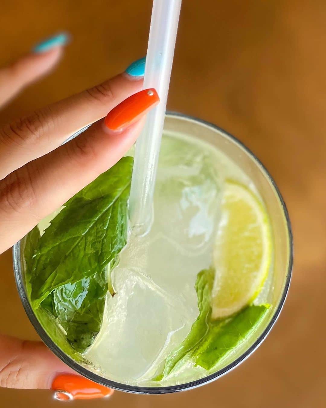 鈴木愛美のインスタグラム：「: ᗷOᗞY ᗰᗩKᕮ💪🏾💚  海外で毎日飲んで食べて寝ての まったり生活してても身体良い感じ!!!!! ランチ食べた後の写真だから下っ腹は許してね。←w  ストーリーのコメ返でも書いたけど 食事制限は一切してない♡ 食べたい物を好きな時に食べてる😋💕 アイス、キャラメルマキアート、炭水化物 ほぼ毎日食べてる。←  やってるのは ピラティスとジムと漢方だけ✌🏾🖤  ピラティスとジム通って本当に身体変わった💪🏾💕 後は食前に漢方飲むようにしてるだけ!!!!!!  来年の水着撮影までしっかり続けて カッコ良いBodyで水着撮影出来るように まだまだ頑張ろっ💪🏾💕  #bodymake  #pinkyshake #pinkyshakebikini」