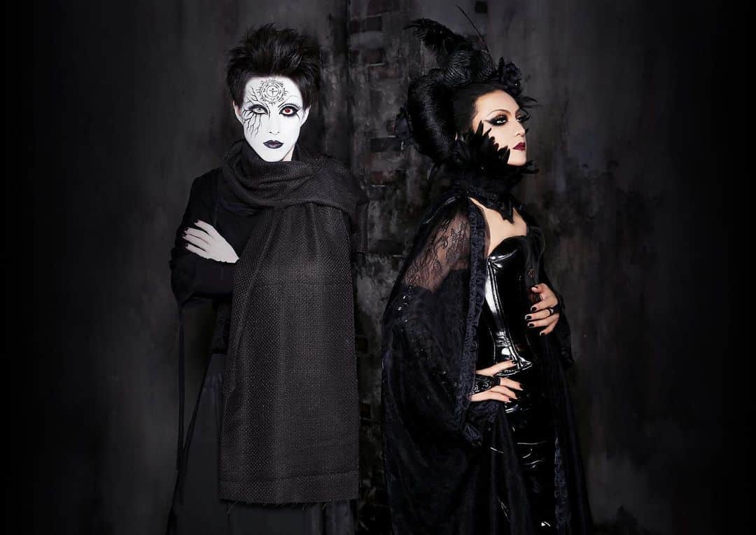 Kayaのインスタグラム：「Schwarz Stein LIVE TOUR 2023 詳細  『アンドロギュノスは電気羊の夢を見るか？』東京公演 日程：11月12日(日) 会場：東高円寺二万電圧 出演：Schwarz Stein 開場：17:00 開演：17:30 前売：5,500円(Dr代別途) 当日：6,000円(Dr代別途) 発売日： プレイガイド：TIGET*後日発表  Schwarz Stein LIVE TOUR 2023 『アンドロギュノスは電気羊の夢を見るか？』名古屋公演 日程：11月17日(金) 会場：名古屋MUSIC FARM 出演：Schwarz Stein 開場：18:00 開演：18:30 前売：5,500円(Dr代別途) 当日：6,000円(Dr代別途) 発売日： プレイガイド：TIGET*後日発表  Schwarz Stein LIVE TOUR 2023 『アンドロギュノスは電気羊の夢を見るか？』大阪公演 日程：11月23日(木/祝) 会場：南堀江knave 出演：Schwarz Stein 開場：17:30 開演：18:00 前売：5,500円(Dr代別途) 当日：6,000円(Dr代別途) 発売日： プレイガイド：TIGET*後日発表  Schwarz Stein LIVE TOUR 2023 『アンドロギュノスは電気羊の夢を見るか？』福岡公演 日程：12月8日(金) 会場：福岡DRUM SON 出演：Schwarz Stein 開場：17:00 開演：17:30 前売：5,500円(Dr代別途) 当日：6,000円(Dr代別途) 発売日： プレイガイド：TIGET*後日発表  『Schwarz Stein × E//+Z 2MAN LIVE』 日程：12月23日(土) 会場：東高円寺二万電圧 出演：Schwarz Stein、E//+Z 開場：17:00 開演：17:30 前売：5,500円(Dr代別途) 当日：6,000円(Dr代別途) 発売日： プレイガイド：TIGET*後日発表  #SchwarzStein #Kaya」