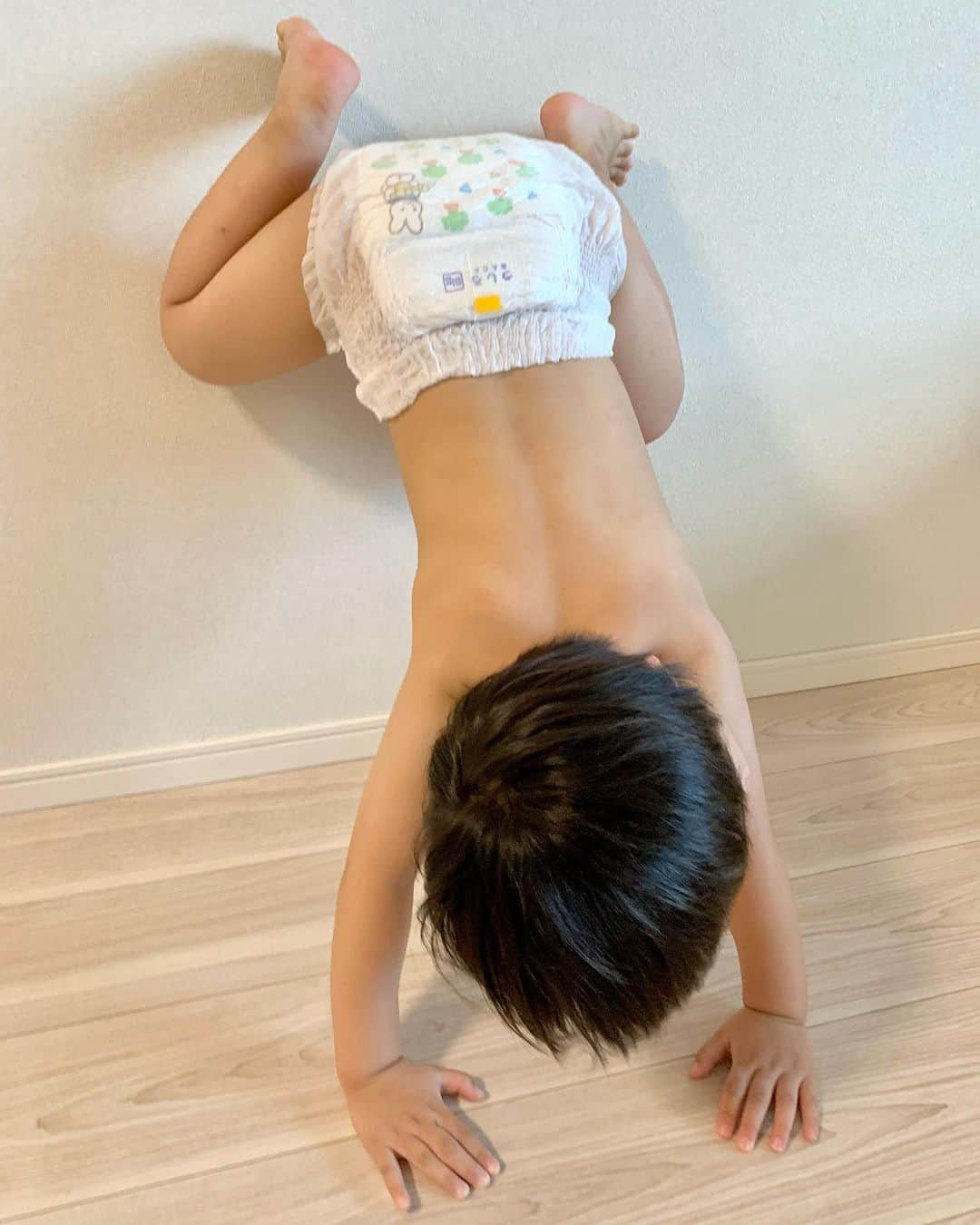 吉村優さんのインスタグラム写真 - (吉村優Instagram)「* 先日のヨガ🧘🏻‍♀️ * 今週も月曜Abema担当中です🙋🏻‍♀️ * お家でヨガしていたら真似をしてくる可愛い僕👦🏻 従兄弟たちの中で一番運動神経鈍めですが笑 逆立ちも出来るようになりました😆 * #abematv #abema #yoga」9月11日 11時18分 - yuyoshimura87