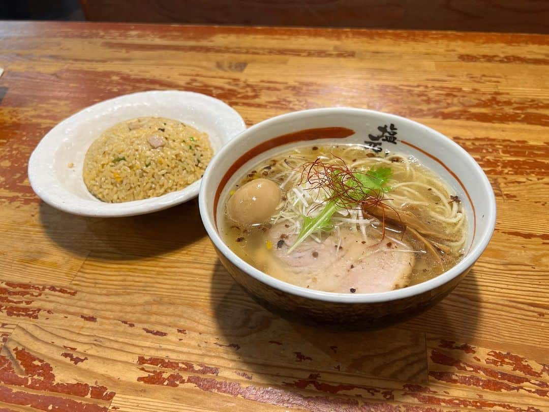 SUSURUのインスタグラム：「大阪代表の塩ラーメン。 各店舗で仕込み、製麺までするチェーン店です。 うまい。 #susuru_tv #塩元帥西中島 #塩元帥 #西中島南方 #南方 #大阪 #塩ラーメン #焼きめし #餃子 #うまい  #ラーメン #らーめん #ramen #ラーメン部 #ramennoodles #毎日ラーメン生活 #麺スタグラム #japaneseramen #japanramen #foodstagram #foodie #noodles #instanoodle #instaramen #instafood #大阪ラーメン #しおラーメン」