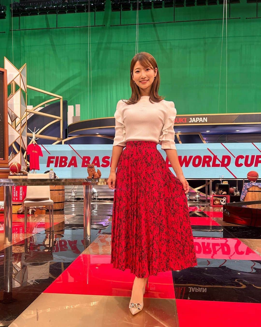 安藤萌々さんのインスタグラム写真 - (安藤萌々Instagram)「アカツキジャパンカラーのスカート🔥特番の衣装の詳細です。  ニットCELFORED スカートPINK&DIANNE ピアスJouete  ラグビーにサッカーにU18野球に……バスケに続いて日本代表が熱い週末でしたね🇯🇵✨ 今週もよろしくお願いします！  #バスケ #バスケットボール #ワールドカップ #アカツキジャパン   #ソフトエレガント #フレッシュ #ソフエレ #イエベ春 #スプリング #骨格ウェーブ #洋服  #報道ステーション #テレビ朝日 #日焼け #ゴルフ #秋服 #冬服 #AW #outfitoftheday  #outfit #ootd  #outfitinspiration」9月11日 11時22分 - momo_ando_ex