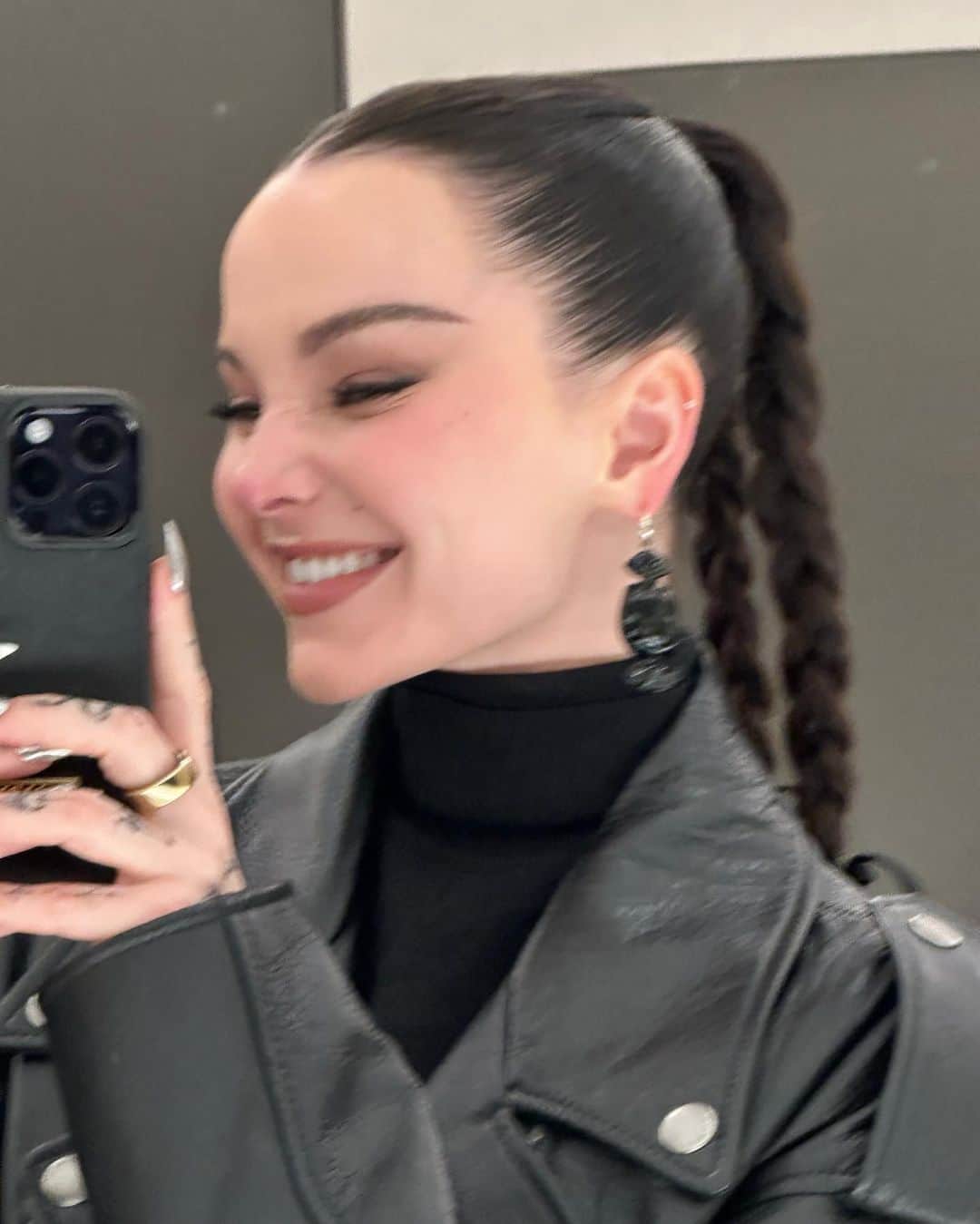 コーチのインスタグラム：「girls night @ @coach @coach @coach brava @stuartvevers 🗣️🧳🪡」