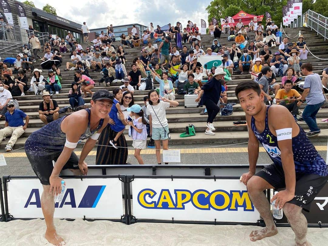 浦田聖子のインスタグラム：「． 色々が重なって新幹線に飛び乗り、初めて行く名城公園トナリノへ！赤一緒にならないよう水色スタイルで😂🩵 （対戦しない時は応援して下さり、ありがとうございます）  電気自動車の電気を利用してのカーボンニュートラルな会場で🌏🍀ウッドデッキ応援楽しかった！ 雷雨で中断もありましたが、一緒に応援して下さった皆さんありがとうございました🙌  次は10/13〜15グランフロント大阪大会です！ photo by @jva_beachvolley   #マイナビジャパンビーチバレーボールツアー  #名古屋大会 #SDGS #TOYOTA #電気自動車」