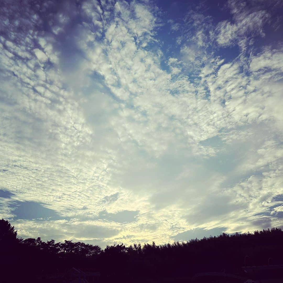 綾瀬マリアのインスタグラム：「#秋の空 らしくなってきましたね。 台風一過の、日曜日の西の空。  明日は暑くなりそうだな〜と、思っていたら、今日はほんとに暑いですね😵  #福島県いわき市 #台風一過 #空 #秋 #夕陽」