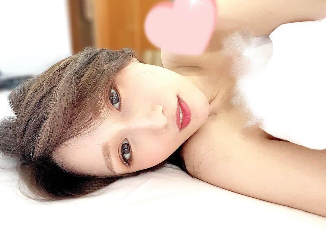 JULIAのインスタグラム：「☆ 昨日はJULIA初写真展のプレオープンツアーでした♪  その前はお仕事で身体疲れてるし、 素敵な状態でファンのみんなに会いたいから身体を整えに行ってきたよ♪ * * 積み重ねの疲労分で、 身体が硬直しやすくなってたから緩めてもらい、 たくさん笑えるように表情筋も緩めてもらいました☆ そして、ベストポジションになるようにバストやウエスト、ヒップも施術を。 * * 写真展には2013年の写真から現在まで飾られているんだけど、 (22日までは2013〜2015年の予定) 10年前の自分を見て………… 顔の肉付きが良いなと。。  yvesjubilee さんに通う前なんだなってはっきり分かる笑  身体も今よりはちょっと崩れていたから、見るのが恥ずかしかった笑 * * だけど通っていたときといないときの違いがわかってちょっと面白かったなって。こんなに違うとは、、  また素敵な状態になるようにメンテナンスしてもらいます♪」