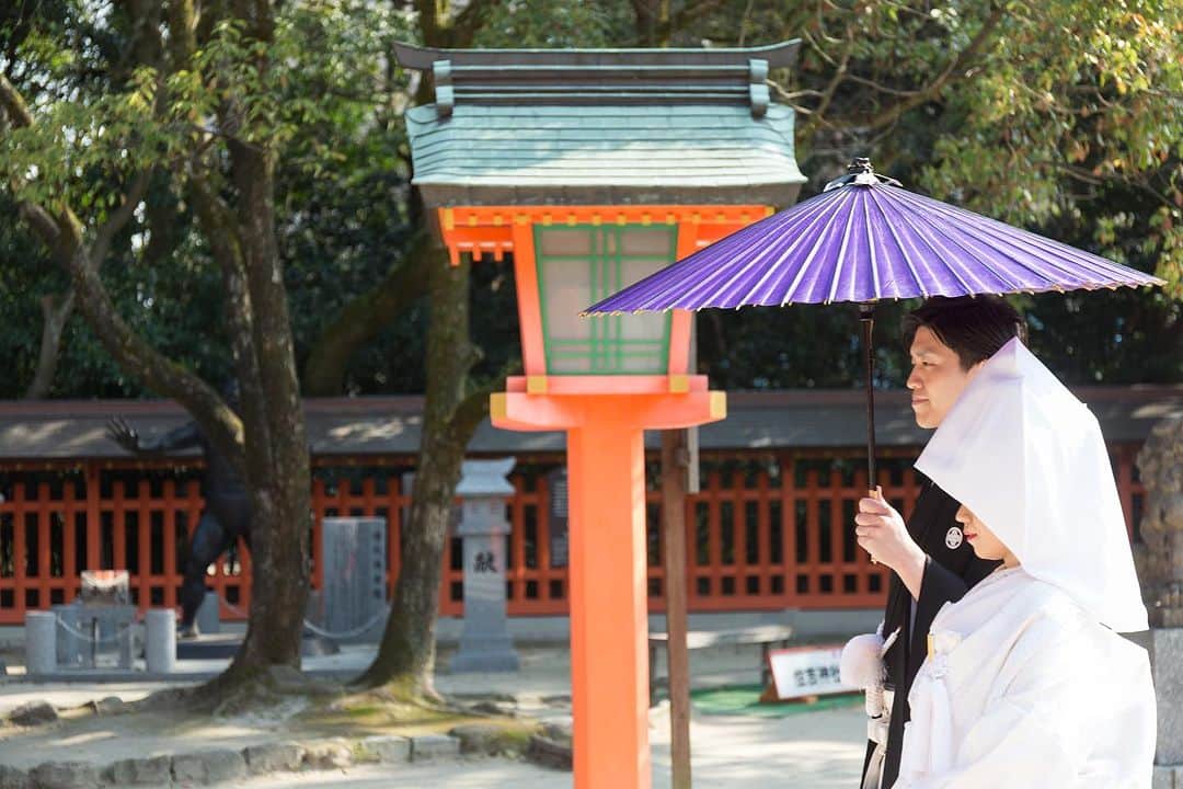 juno_jinjakonのインスタグラム：「⁡ ⁡ 神殿までの道のりは 神様の聖なる領域といわれます。 心を落ち着かせ、 神様の前に立つ準備をしつつ進んでいくのです。 ⁡ 参進の儀は花嫁行列ともいわれ、 神前式の華やかシーンとしても有名です。 ⁡ ⁡ 📍住吉神社(福岡県) 日本最古の住吉神社として有名。 撮影スポットも多く、 お写真も重視されているお2人におすすめです。 ⁡ －－－－－－－－－－－－－－－－－－－－－－－ ⁡ △ご予約方法△ @juno_jinjakon ホーム画面のURL よりお待ちしております。 ⁡ －－－－－－－－－－－－－－－－－－－－－－－ ⁡ お電話でのお問合せ、ご予約は⇩ ☏ 092-262-1107 (定休日:火曜日・水曜日) ⁡ ⁡ #神社挙式#白無垢#色打掛#引き振袖 プレ花嫁#家族婚#少人数結婚式 #福岡花嫁#神社婚 #太宰府天満宮#住吉神社#護国神社 #警固神社#香椎宮#宗像大社#竈門神社 #櫛田神社#宮地嶽神社」