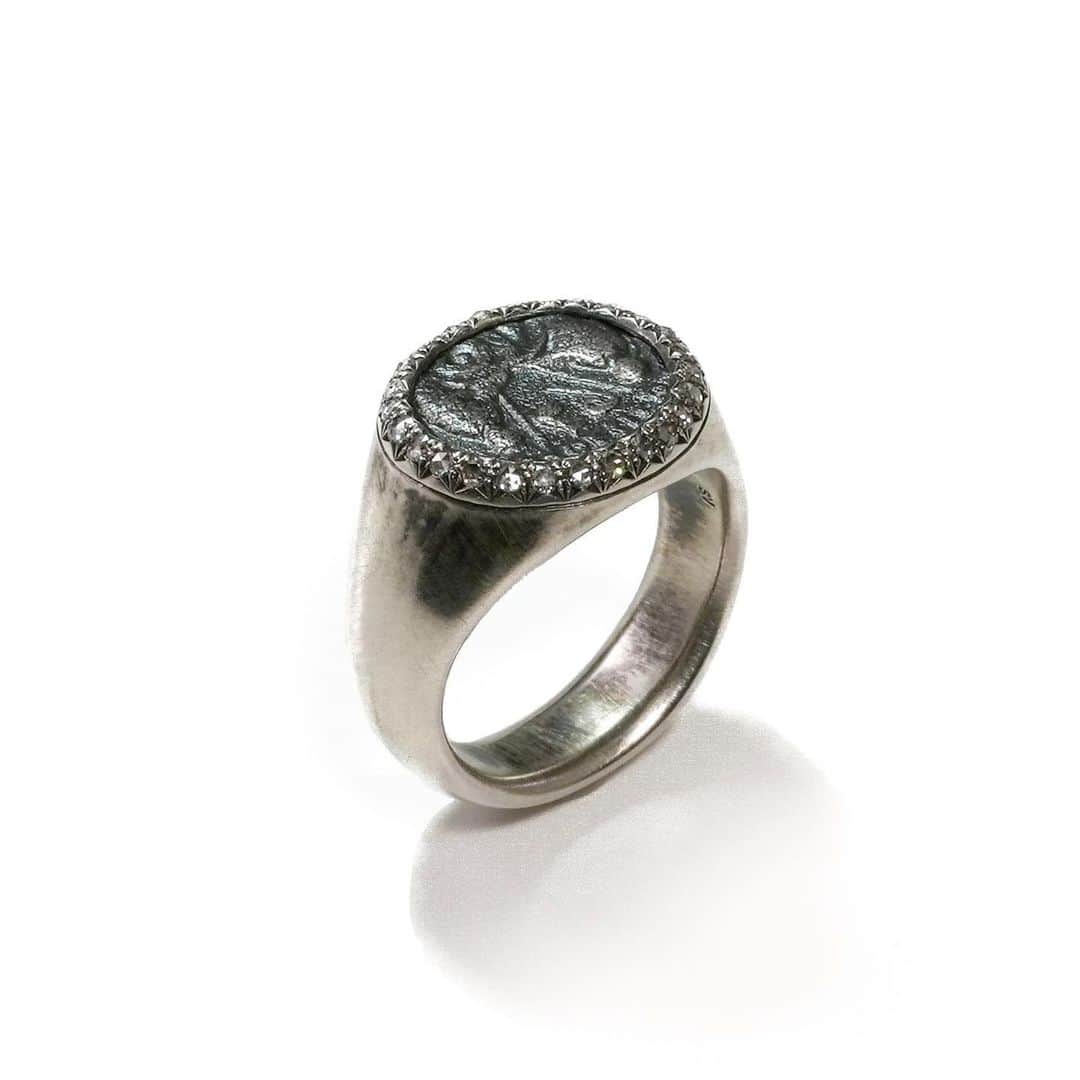 ハムのインスタグラム：「@hum_official  One off Ancient Coin Ring ... ロンドンのアンティークマーケットで出会ったアンティークコインディーラーがhumのために集めた、一つ一つ表情の異なる貴重なコインの数々。 そんなコインを使用した一点物のリング”One off Ancient Coin Ring”のオーダー会を、hum JINGUMAE atelier&shopならびにhum ISETAN SHINJUKUにて開催いたします。  　hum ISETAN SHINJUKU 　9月20日（水）～9月26日（火）  　hum JINGUMAE atelier&shop 　9月23日（土）～9月29日（金） 　※9月27日（水）・28日（木）は店休日となります。」