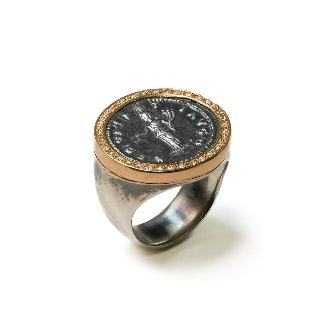 ハムのインスタグラム：「@hum_official  One off Ancient Coin Ring ... ロンドンのアンティークマーケットで出会ったアンティークコインディーラーがhumのために集めた、一つ一つ表情の異なる貴重なコインの数々。 そんなコインを使用した一点物のリング”One off Ancient Coin Ring”のオーダー会を、hum JINGUMAE atelier&shopならびにhum ISETAN SHINJUKUにて開催いたします。  　hum ISETAN SHINJUKU 　9月20日（水）～9月26日（火）  　hum JINGUMAE atelier&shop 　9月23日（土）～9月29日（金） 　※9月27日（水）・28日（木）は店休日となります。」