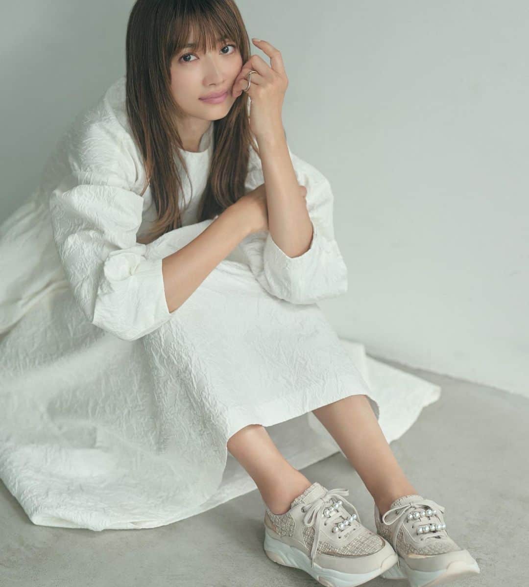 ヨンアのインスタグラム：「@dianashoespress  x @otona_hyakka  x ヨンア　 コラボスニーカー❤️ 発売しました！ ワンピースが好きな方でも上品に可愛く大人なスタイリングが出来るスニーカーだと思います！ パールは簡単に取り外せる様にしたので スウェットで合わせてもカジュアルすぎなくて可愛いの！ 後、軽くて　とても歩きやすい！ 是非店頭で見てみてくださいね🩷」