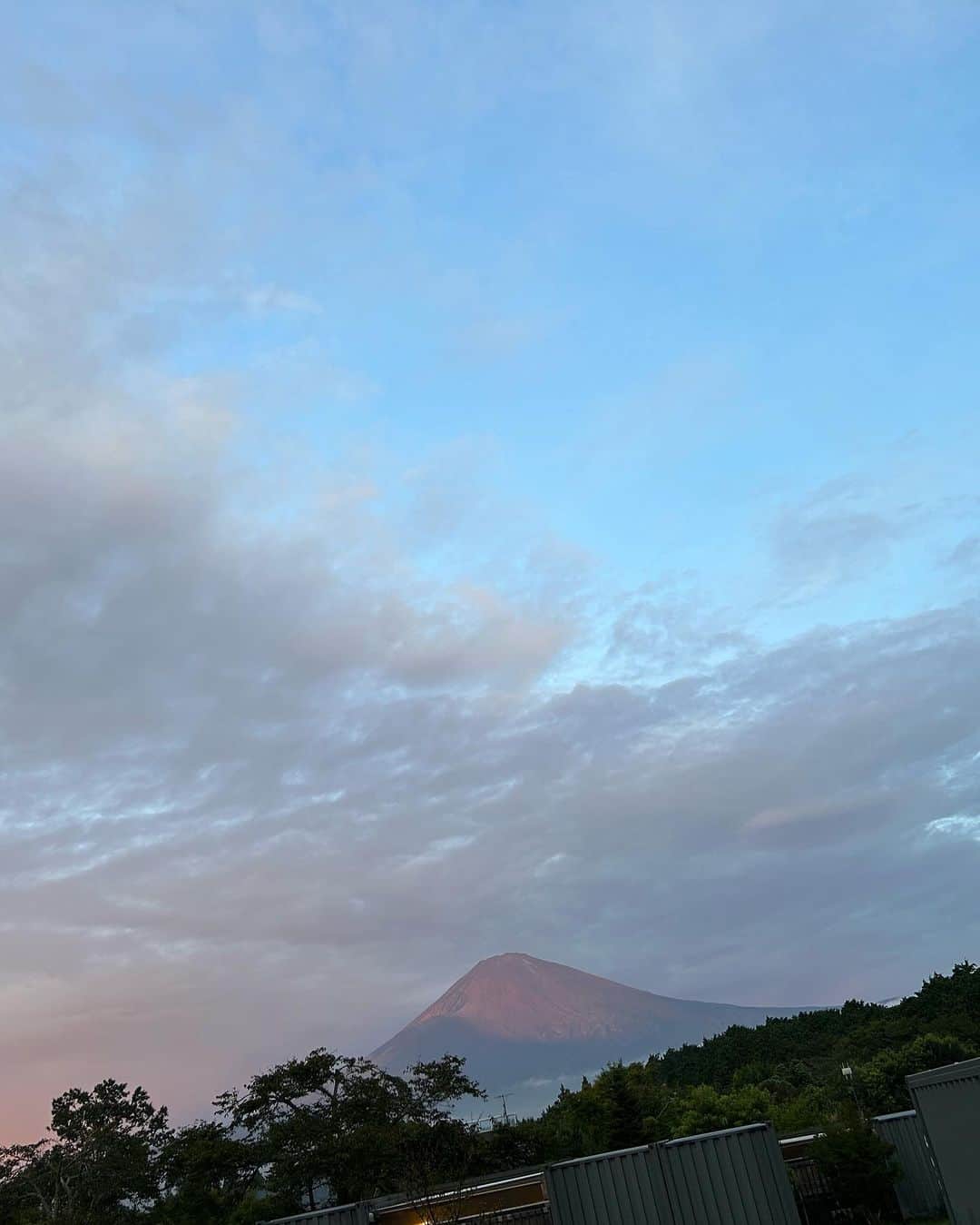 世手子さんのインスタグラム写真 - (世手子Instagram)「First time glamping🏕️🌟 naturally purified🌱 Spectacular view of Mt. Fuji🗻 昔はなんで家族旅行なんてするんだろーとか思ってたけど 今となっては親の気持ちがわかるようになってきた今日この頃w @fujinokirameki  #藤乃煌富士御殿場 行ってきた(o^^o) #初グランピング 🔥 清々しい空気と自然に囲まれて気持ちよかった(*^▽^*) ウェルカムドリンクやプレイゾーンもあって浄化されてくねぇ(^o^)  ディナーはバーベキュー🍖 エビも焼いた(*´꒳`*) #富士山 も絶景🌟 9月10月は運動会やらなんやらで忙しいので 前倒しで記念日お祝いした🥂 ケーキもオプションできるよ(*⁰▿⁰*) 夜は焚き火🔥 #寿司太郎 はんは "火事だ🧯消して💦"と言ってましたww 危機感があることは素晴らしいw でもとても安全な焚き火でした(*≧∀≦*) だんだん過ごしやすくなってきたからオススメ🍂 秋も素敵な思い出がたくさんだね🍁✨ #グランピング #焚き火  #藤乃煌 #家族旅行  #家族でお祝い  #東京女子部  @tokyo_joshibu」9月11日 11時43分 - rojide