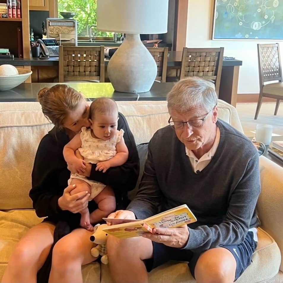 ビル・ゲイツのインスタグラム：「Becoming a grandparent has given me a whole new lens to see the world through. It keeps me motivated to ensure my granddaughter—and all our grandchildren—inherit a better world than they were born into. #grandparentsday」