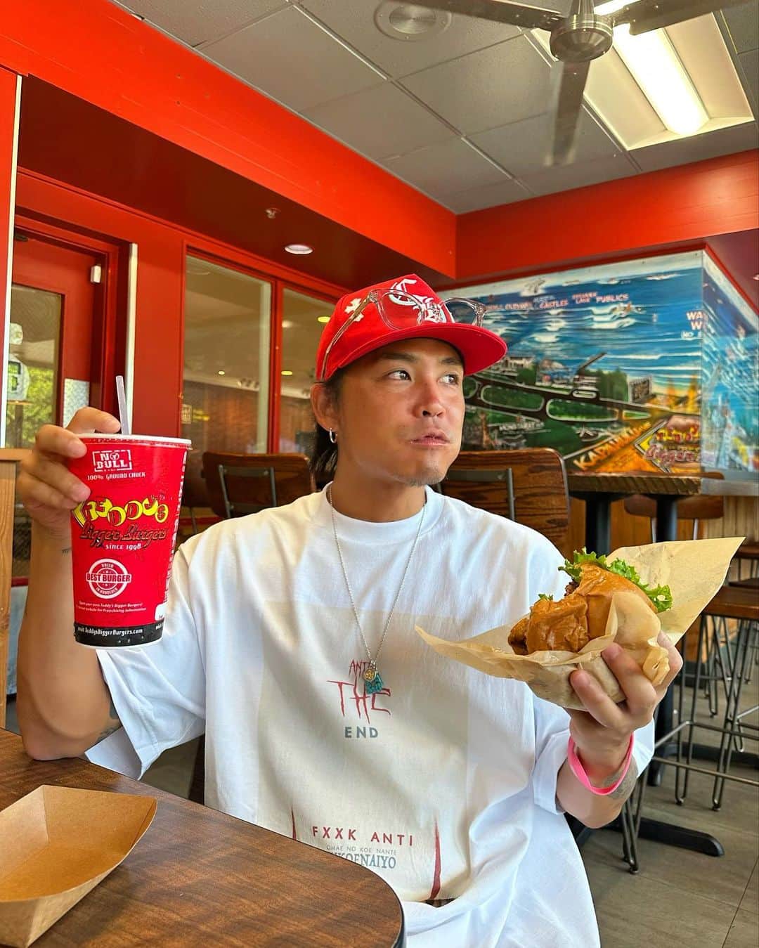 大志（DOWBL）さんのインスタグラム写真 - (大志（DOWBL）Instagram)「減量で我慢し続けて やっと食べれたハンバーガー🍔  ジャンク最高🇺🇸  #hawaii #teddysbiggerburgers」9月11日 11時48分 - taishi.s.n
