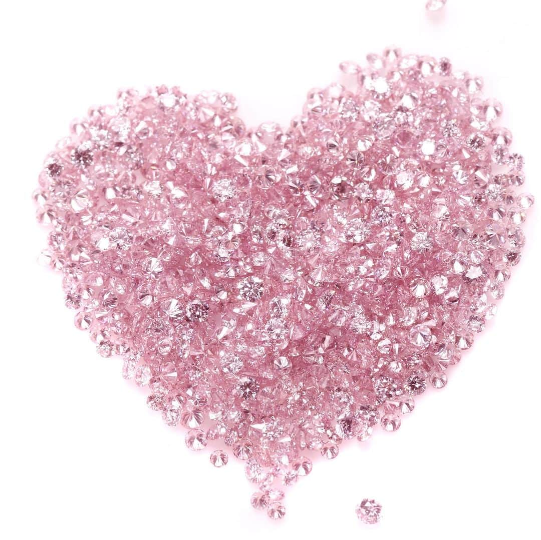 Muqbel ムクベルさんのインスタグラム写真 - (Muqbel ムクベルInstagram)「. 【 MILK&strawberry 】  リング名🫧Opening -ｵｰﾌﾟﾆﾝｸﾞ-  センターダイヤのサイドに添えられているのは 天然のピンクダイヤモンド。 「永遠の愛」の石言葉を持つピンクダイヤモンドは 固い決意を示す婚約指輪にピッタリ♡  ━━━━━━━━━━━━━━━━━━━━━━ ☪︎*｡꙳  open ☾ 11:00〜20:00 close ☾水曜日 tell ☾ 098-982-7018   沖縄県中頭郡北谷町美浜51-3  𝒃𝒓𝒊𝒅𝒂𝒍𝒔𝒉𝒐𝒑   𝑀𝑈𝑄𝐵𝐸𝐿  #muqbel #ムクベル #プロポーズダイヤモンド #結婚指輪 #婚約指輪 #okimawa #沖縄 #北谷 #プロポーズ #ミンサー柄 #琉球杢目 #アメリカンビレッジ #2023秋婚#2023冬婚  #2024春婚#2024夏婚#2024秋婚 #全国のプレ花嫁さんと繋がりたい #日本中のプレ花嫁さんと繋がりたい #結婚式準備#結婚準備 #プレ花嫁 #プレ花嫁準備 #卒花嫁 #前撮り #婚約指輪探し #結婚指輪探し #ミルクアンドストロベリー #🍓」9月11日 11時48分 - muqbel_bridal