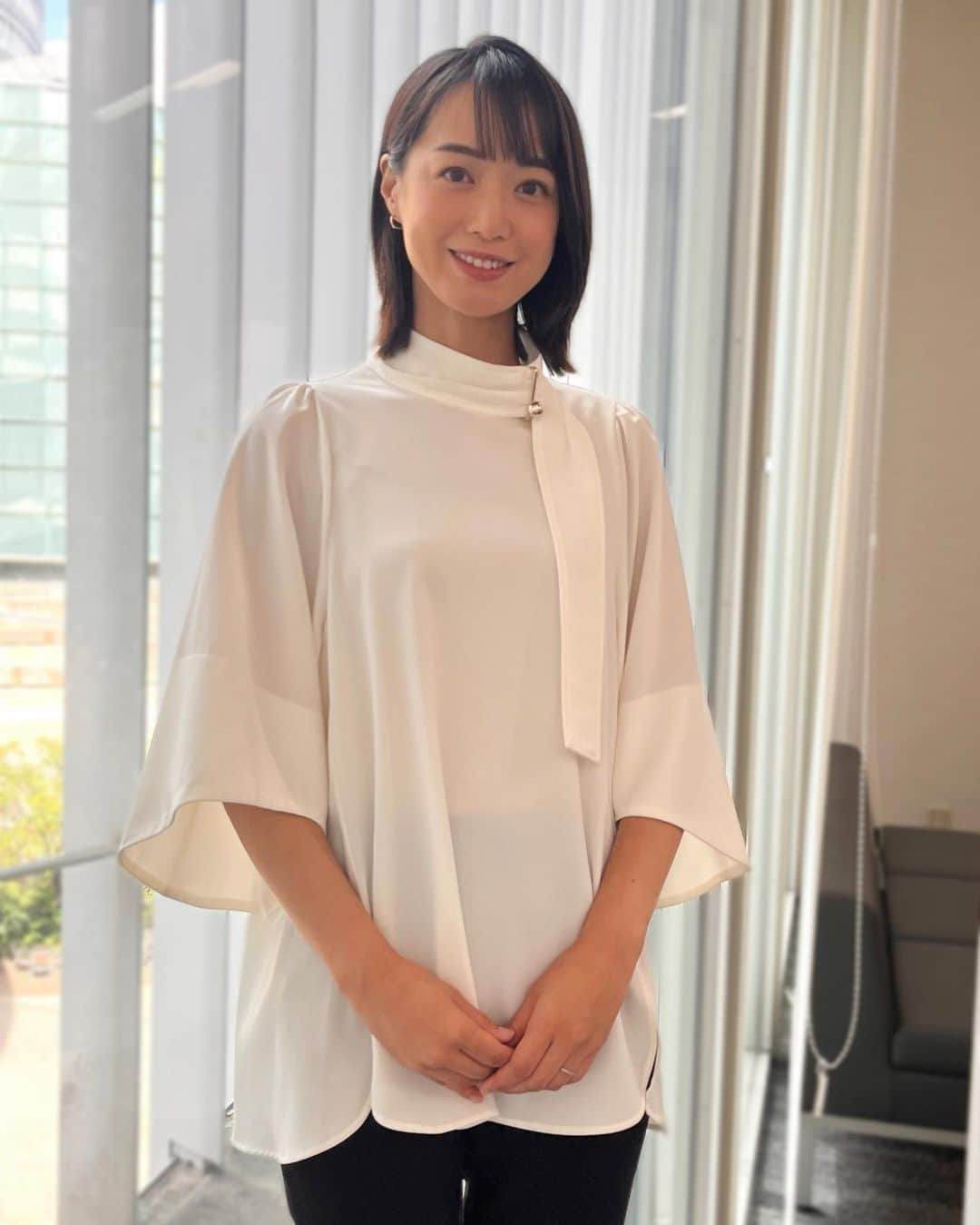 八木麻紗子のインスタグラム：「. きょうから、夏休みの森山みなみアナウンサーに代わって 「羽鳥慎一モーニングショー」を担当させていただきます☀️ いつも見ている番組にお邪魔するのはドキドキしますが、 羽鳥さんをはじめ、出演者の皆さん、優しくて個性豊かな方ばかりなので、1週間を通してたくさんのことを吸収できればと思っています！ よろしくお願いいたします。  衣装☺︎ ブラウス&パンツ @celford_official  ピアス @ete_official   3枚目は会社から見えた朝焼けです。  #テレビ朝日 #アナウンサー #八木麻紗子 #モーニングショー #代役 #代打の八木 #運動不足のためストレッチが不安」