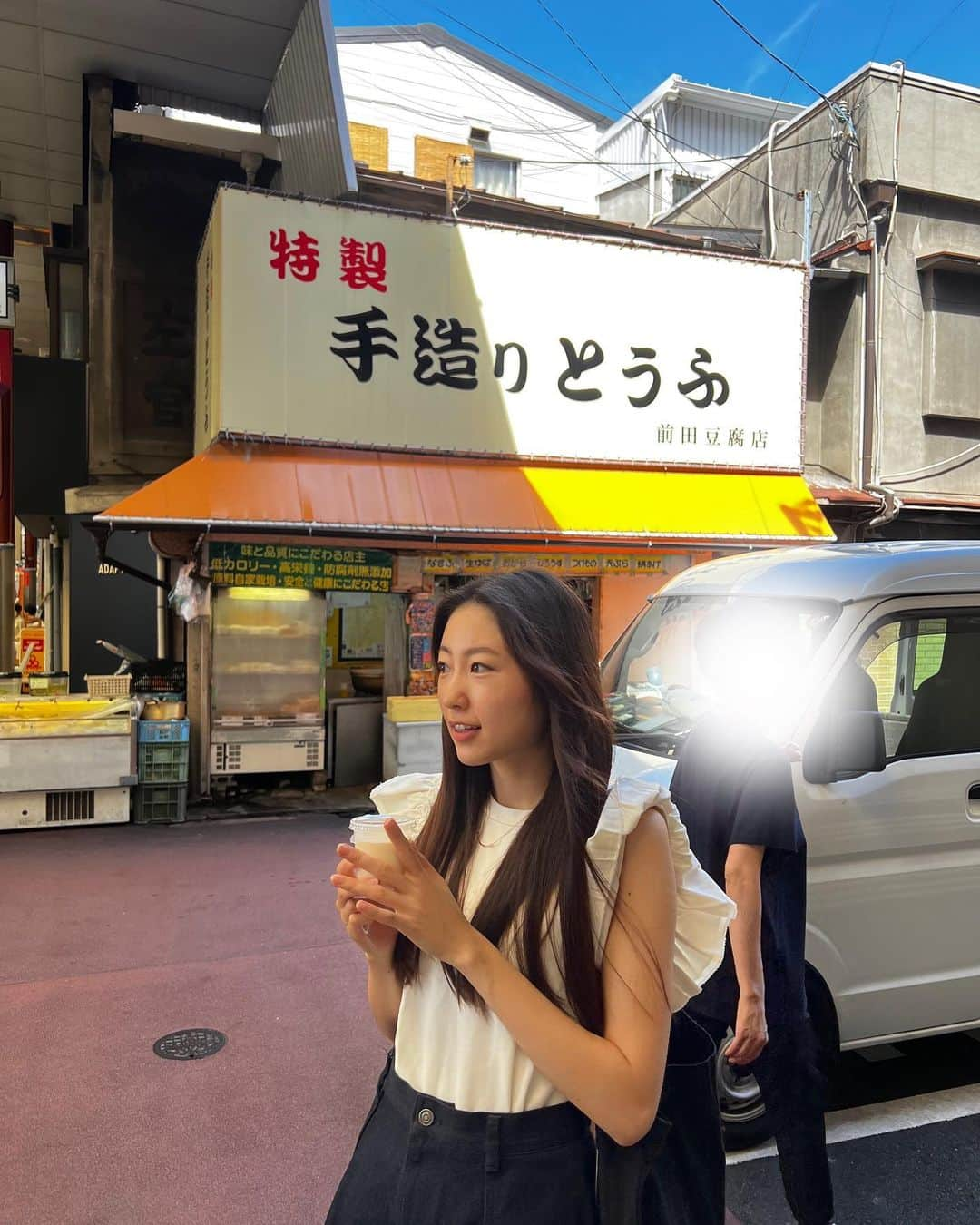 松井朝海さんのインスタグラム写真 - (松井朝海Instagram)「︴天神橋筋商店街🏮  9/27からある舞台のお話である天満商店街を感じに弾丸帰阪🫶🏼  舞台は1975年の天満商店街で、その時とはもちろんお店は変わってるけど、 その地に変わらずあって、地元の人とか観光客の方にも愛されてる故郷感を感じてきました🤍  私は天満商店街のお豆腐屋の娘のみっちゃんだから、ちゃっかり現地の豆乳プリンも食べてきたの🍮  今絶賛稽古中で、ありがたい事にヒロイン役で沢山登場させてもらえるから、毎日バタバタと忙しい日々を過ごしてます😖💕  ストーリーで稽古風景これから頑張ってアップする🫶🏼 今回も沢山の出演者の方々と仲良くなれて、毎日楽しく過ごしてるんですよん🥰  #舞台#池袋シアターグリーンbox#天満商店街#天神橋筋商店街」9月11日 18時15分 - asami.matsui.am