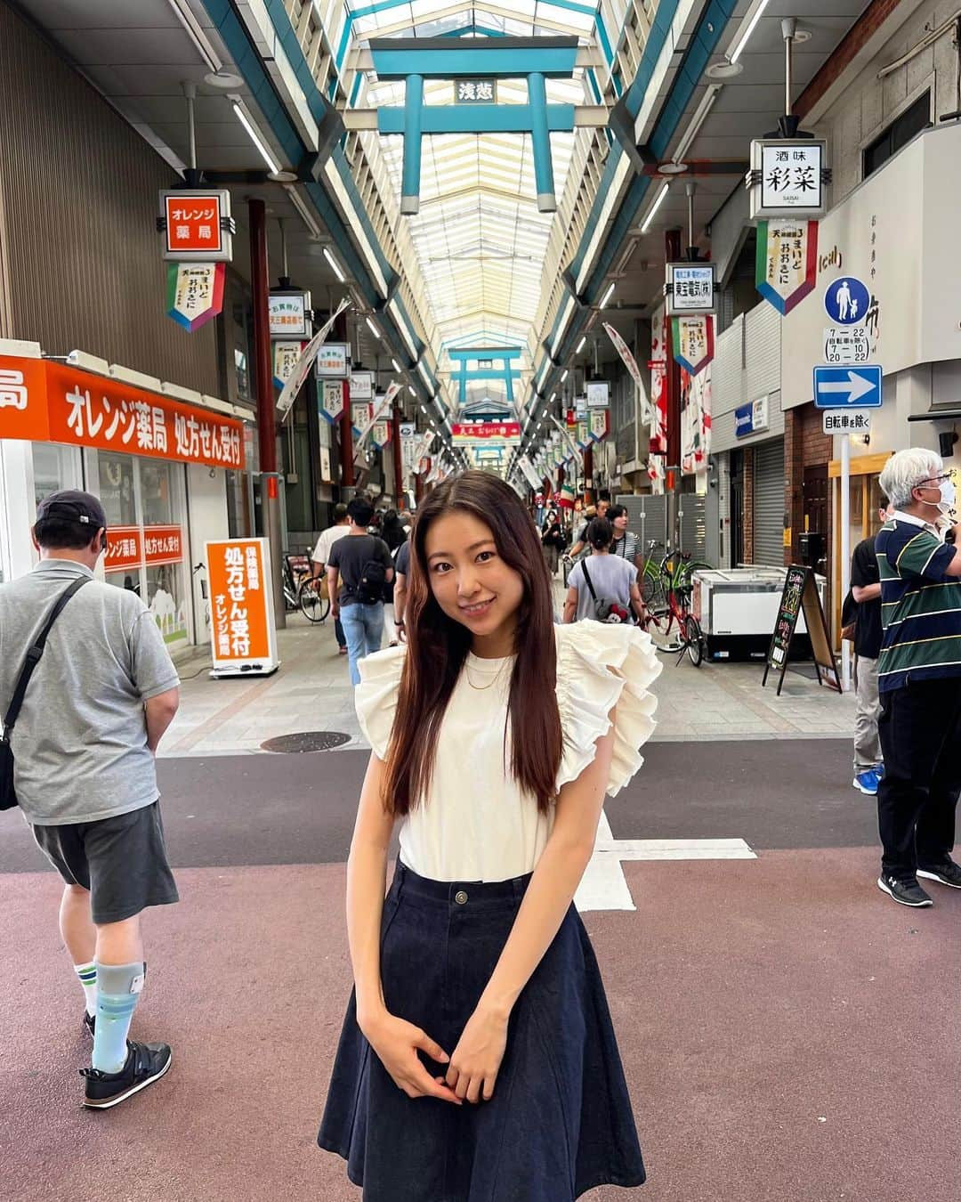 松井朝海さんのインスタグラム写真 - (松井朝海Instagram)「︴天神橋筋商店街🏮  9/27からある舞台のお話である天満商店街を感じに弾丸帰阪🫶🏼  舞台は1975年の天満商店街で、その時とはもちろんお店は変わってるけど、 その地に変わらずあって、地元の人とか観光客の方にも愛されてる故郷感を感じてきました🤍  私は天満商店街のお豆腐屋の娘のみっちゃんだから、ちゃっかり現地の豆乳プリンも食べてきたの🍮  今絶賛稽古中で、ありがたい事にヒロイン役で沢山登場させてもらえるから、毎日バタバタと忙しい日々を過ごしてます😖💕  ストーリーで稽古風景これから頑張ってアップする🫶🏼 今回も沢山の出演者の方々と仲良くなれて、毎日楽しく過ごしてるんですよん🥰  #舞台#池袋シアターグリーンbox#天満商店街#天神橋筋商店街」9月11日 18時15分 - asami.matsui.am