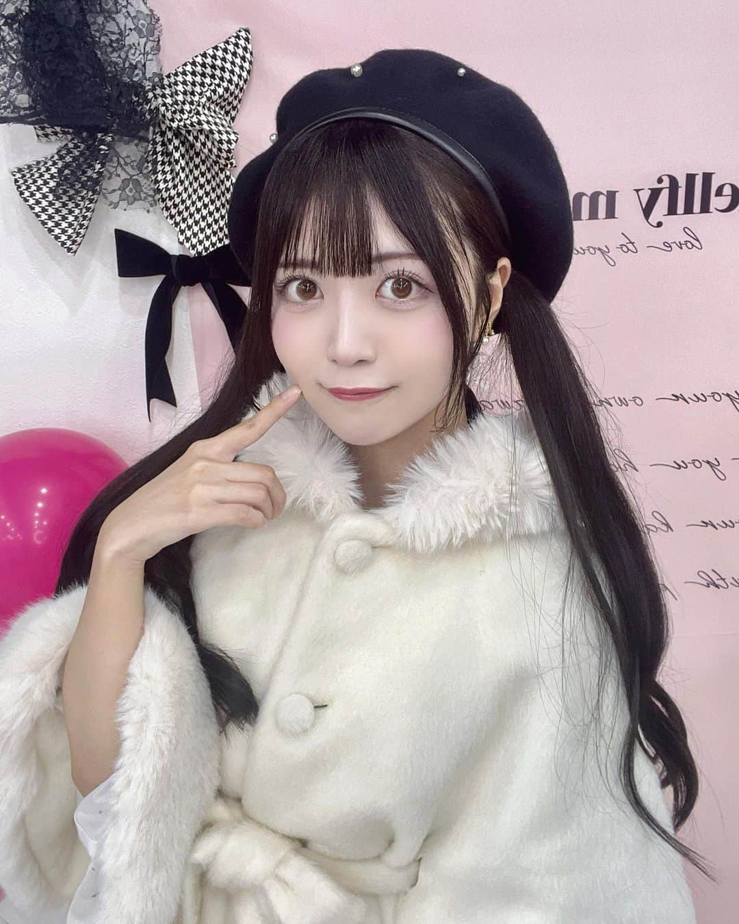 椎名音心のインスタグラム：「メルフィーメモリーさんの展示会に行ってきました♡♡ 冬物の新作着たよ〜☺️✨ ふわふわのポンチョ可愛い🥺 早く冬が来ないかなあ、、 ・ ・ ・ #mellfymemory #kawaii #kawaiigirl #kawaiianime #kawaiifashion #アイドル #地下アイドル #ツインテール #コンカフェ #コンカフェ嬢 #コンカフェキャスト #自撮り #自撮り界隈 #自撮り女子 #アウター #ケープ #ポンチョ #コート #ベレー帽 #ベレー帽コーデ #地雷系女子 #地雷 #地雷女 #地雷系 #展示会 #量産型コーデ #量産型 #量産型ヲタク #量産型女子 #お仕事依頼受付中」