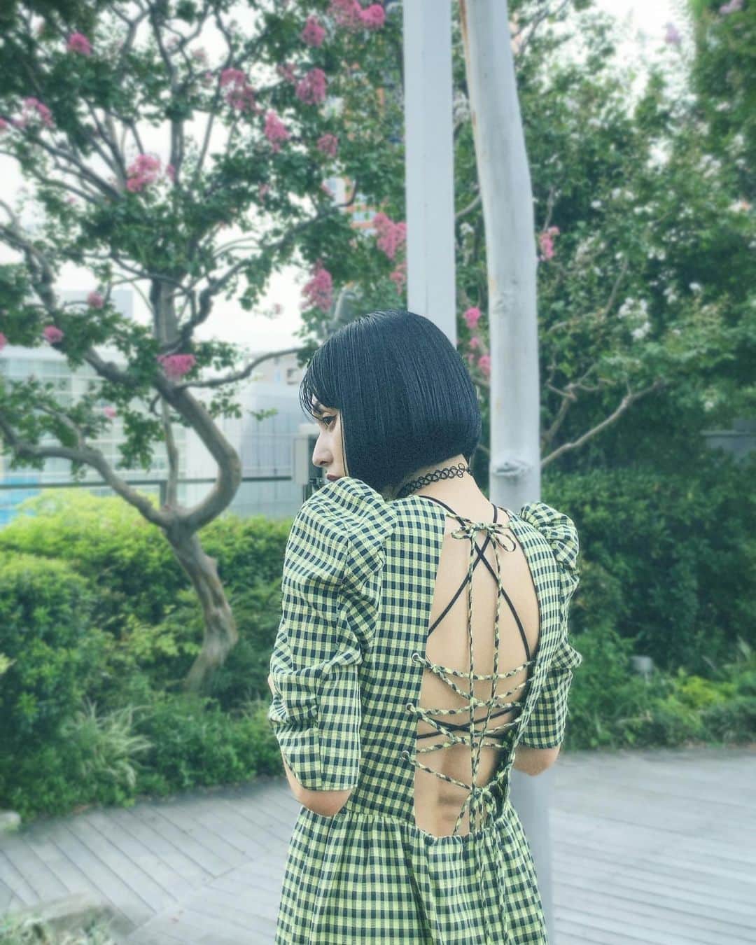 佐藤乃莉のインスタグラム：「風がそろそろ  秋🍂  かな？  #outfit#背中#ワンピース」