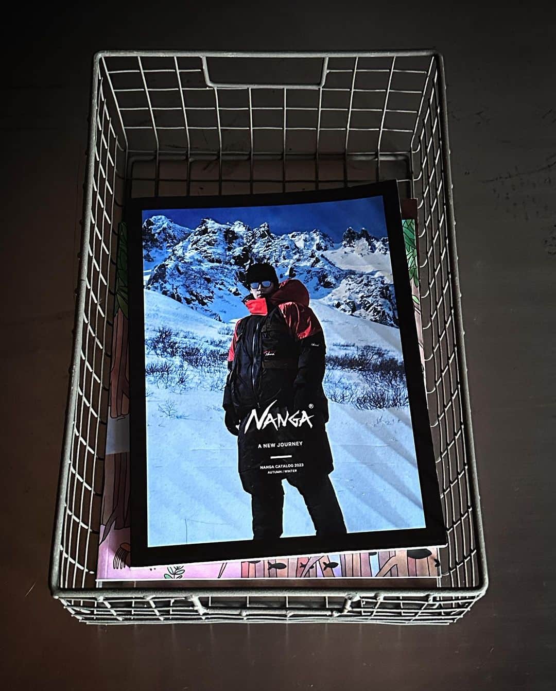 SUNDAY MOUNTAINさんのインスタグラム写真 - (SUNDAY MOUNTAINInstagram)「. "重ねて使えるワイヤーバスケット" とりあえずの避難場所にも最適◎  ミディアムサイズは 学校関連のプリントやチラシ類を"とりあえず"入れておく キッチンのスタメン道具たちを"とりあえず"入れておく  スモールサイズも 日常の細かなものを"とりあえず"入れておく 食品ストックを"とりあえず"入れておく  "とりあえず"無造作に投げ入れても きちんと整理してディスプレイしても スタイリッシュに決まるのがスチール製のいいところ  お手頃価格なうえにクールでカッコよく なんとなく片付いて見えちゃう優秀助っ人アイテム "とりあえず"なんでも入れて キャンプへ持っていくのもおすすめです◎  ▶︎PUEBCO @puebco_japan   -SHOES BOX / Medium / ¥2,420 -Size : approx. W360 x D240 x H130mm  -SHOES BOX / Small / ¥1,980 -Size : approx. W310 x D195 x H110mm  -Material : Steel  -------------------------------------------------------- #プエブコ #シューズボックス #キャンプ道具収納 #キャンプ道具入れ #キャンプギア収納 #プリント整理 #プリント収納 #ストレージボックス #ワイヤーバスケット #スチールラック収納 #スチールボックス #スチール家具」9月11日 11時57分 - sundaymountain