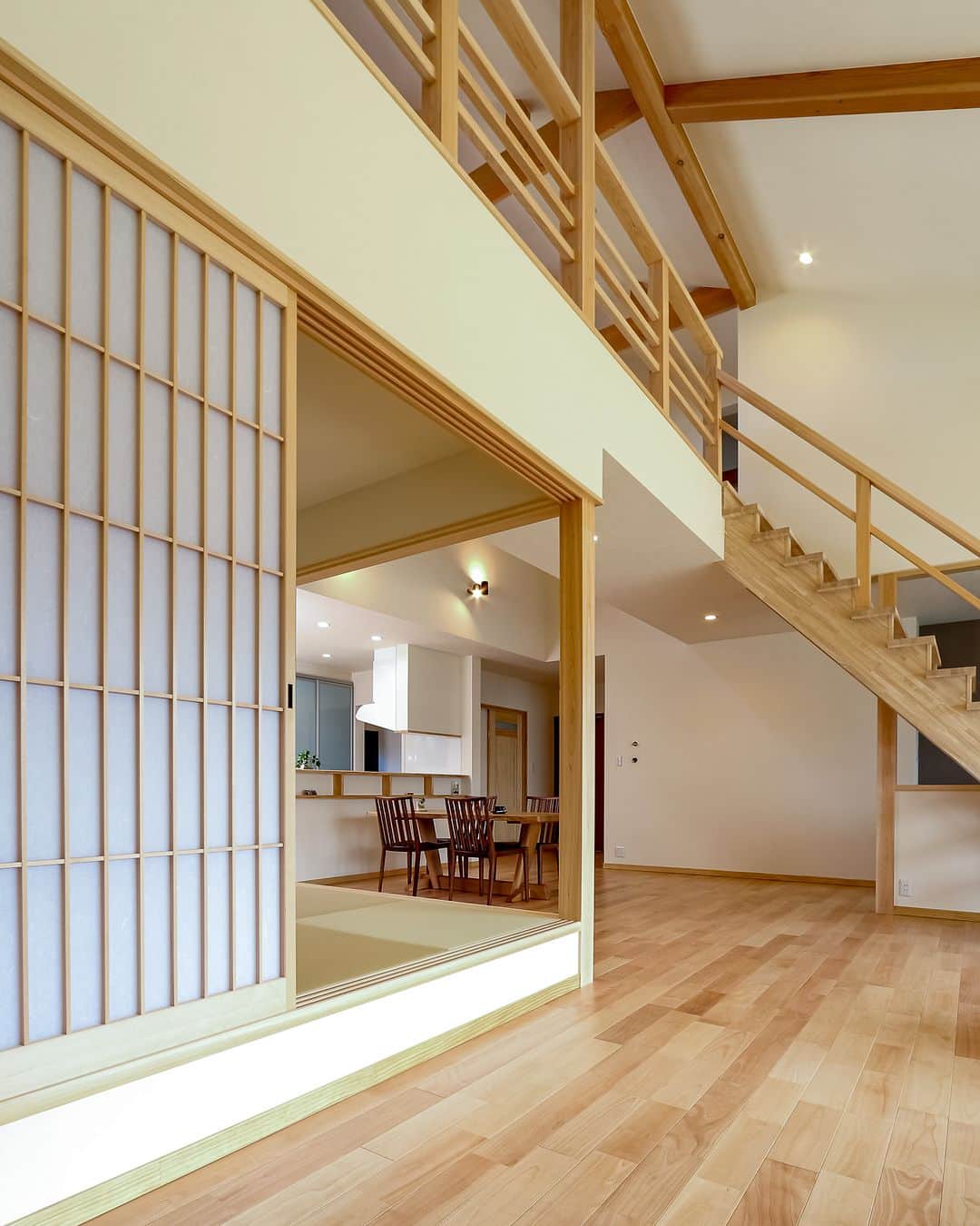 OKOCHI STYLE(香川県) のインスタグラム：「小上がり和室へと繋がるリビング  ーーーーーーーーー 香川県で木の家を建てる #大河内工務店  #施工事例 を多数ご紹介しています。 ▷ @okochi.komuten  創業1953年。 #上質な家 をていねいに。 #自然素材 と技術にこだわった家づくりをしています。  🗾施工エリア 香川県・愛媛県（四国中央市） その他エリアはご相談ください  お問い合わせやご質問は DM、コメント、HPにてお気軽にお問い合わせください。  ーーーーーーーーー 資材倉庫をリノベーションした #わが家ギャラリー木きん堂 ギャラリーのご案内やcafeの情報をお届けします🌟 ▷ @mokkindo.cafe ーーーーーーーーー  #香川県 で #注文住宅 を建てるなら大河内工務店 ▷ @okochi.komuten  #一級建築士事務所 #自由設計 #木の家 #木の家づくり #自然素材の家 #無垢材 #新築 #新築一戸建て #マイホーム #マイホーム計画 #インテリア #家づくり #工務店だからつくれる家 #暮らしを楽しむ #香川新築 #香川注文住宅 #香川イベント #香川の家 #香川県工務店   #小上がり和室」