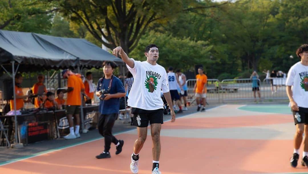 アトモスさんのインスタグラム写真 - (アトモスInstagram)「. 2023年９月16日(土)、TOKYO 23とYOYOGI PARK BALLERSとのコラボレーションアイテムが発売する。 YOYOGI PARK BALLERSはその名の通り代々木公園バスケットコートで出会ったメンバーで結成され、代々木公園バスケットコートを活動の拠点としているストリートバスケットボールチーム。 　国内最大級のストリートボールトーナメント ALLDAYや、TOKYO STREETBALL SUMMER LEAGUEでベスト4や優勝など好成績を収める彼らは、個性的なプレースタイルで多くのBASKETBALL LOVERを魅了している。 　今回はYOYOGI PARK BALLRESと親交のあるアーティスト「COCORO」が彼らと彼らの聖地である代々木公園バスケットボールのコートからインスパイアされ制作したグラフィックをメッシュタンクトップとメッシュショーツ、Tシャツにそれぞれ大胆にプリント。メッシュタンクトップはブラックをベースにモノクロのグラフィックを落とし込んだYOYOGIデザインと、昨年完売したスプラッター柄のTOKYO 23デザインのリバーシブル仕様。同様にショーツも2色展開。オンコートだけでなく、オフコートでも活躍するTシャツはブラックとホワイトの2色展開。 　本アイテムは、2023年9月16日(土)よりTOKYO 23店頭、TOKYO 23オンラインにて販売開始。 　9月24日(日)に控えた今年のTOKYO STREETBALL SUMMER LEAGUE本戦の彼らの活躍を、乞うご期待。  On Saturday, September 16, 2023, a collaboration item between TOKYO 23 and YOYOGI PARK BALLERS will be released. As the name suggests, YOYOGI PARK BALLERS is a street basketball team formed by members who met at Yoyogi Park Basketball Court and based on Yoyogi Park Basketball Court. 　They have achieved good results such as the top 4 and championship in the nation's largest street ball tournament ALLDAY and TOKYO STREETBALL SUMMER LEAGUE, and are attracting many BASKETBALL LOVERS with their unique style of play. 　This time, COCORO, an artist who is close to YOYOGI PARK BALLRES, boldly prints graphics inspired by them and their sacred Yoyogi Park basketball court on mesh tank tops, mesh shorts and T-shirts.The mesh tank top is reversible with YOYOGI design with black-based black and white graphics and TOKYO 23 design with splatter pattern sold out last year.Shorts are also available in two colors.T-shirts that are active not only in on-court but also off-court come in two colors: black and white. 　This item will be on sale at TOKYO 23 stores and Tokyo 23 online from September 16th, 2023. 　Please look forward to their success in this year's TOKYO STREETBALL SUMMER LEAGUE finals ahead of September 24th (Sunday).  @tokyo23basketball × @yoyogipark_ballers  #tokyo23 #tokyo23basketball #yoyogiparkballers #renegades」9月11日 12時00分 - atmos_japan