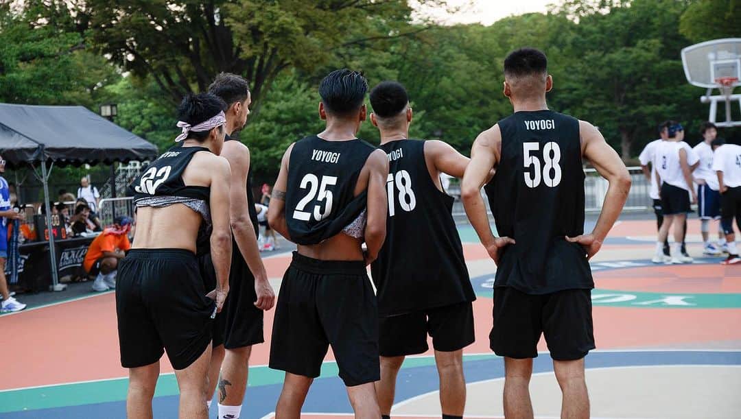 アトモスさんのインスタグラム写真 - (アトモスInstagram)「. 2023年９月16日(土)、TOKYO 23とYOYOGI PARK BALLERSとのコラボレーションアイテムが発売する。 YOYOGI PARK BALLERSはその名の通り代々木公園バスケットコートで出会ったメンバーで結成され、代々木公園バスケットコートを活動の拠点としているストリートバスケットボールチーム。 　国内最大級のストリートボールトーナメント ALLDAYや、TOKYO STREETBALL SUMMER LEAGUEでベスト4や優勝など好成績を収める彼らは、個性的なプレースタイルで多くのBASKETBALL LOVERを魅了している。 　今回はYOYOGI PARK BALLRESと親交のあるアーティスト「COCORO」が彼らと彼らの聖地である代々木公園バスケットボールのコートからインスパイアされ制作したグラフィックをメッシュタンクトップとメッシュショーツ、Tシャツにそれぞれ大胆にプリント。メッシュタンクトップはブラックをベースにモノクロのグラフィックを落とし込んだYOYOGIデザインと、昨年完売したスプラッター柄のTOKYO 23デザインのリバーシブル仕様。同様にショーツも2色展開。オンコートだけでなく、オフコートでも活躍するTシャツはブラックとホワイトの2色展開。 　本アイテムは、2023年9月16日(土)よりTOKYO 23店頭、TOKYO 23オンラインにて販売開始。 　9月24日(日)に控えた今年のTOKYO STREETBALL SUMMER LEAGUE本戦の彼らの活躍を、乞うご期待。  On Saturday, September 16, 2023, a collaboration item between TOKYO 23 and YOYOGI PARK BALLERS will be released. As the name suggests, YOYOGI PARK BALLERS is a street basketball team formed by members who met at Yoyogi Park Basketball Court and based on Yoyogi Park Basketball Court. 　They have achieved good results such as the top 4 and championship in the nation's largest street ball tournament ALLDAY and TOKYO STREETBALL SUMMER LEAGUE, and are attracting many BASKETBALL LOVERS with their unique style of play. 　This time, COCORO, an artist who is close to YOYOGI PARK BALLRES, boldly prints graphics inspired by them and their sacred Yoyogi Park basketball court on mesh tank tops, mesh shorts and T-shirts.The mesh tank top is reversible with YOYOGI design with black-based black and white graphics and TOKYO 23 design with splatter pattern sold out last year.Shorts are also available in two colors.T-shirts that are active not only in on-court but also off-court come in two colors: black and white. 　This item will be on sale at TOKYO 23 stores and Tokyo 23 online from September 16th, 2023. 　Please look forward to their success in this year's TOKYO STREETBALL SUMMER LEAGUE finals ahead of September 24th (Sunday).  @tokyo23basketball × @yoyogipark_ballers  #tokyo23 #tokyo23basketball #yoyogiparkballers #renegades」9月11日 12時00分 - atmos_japan