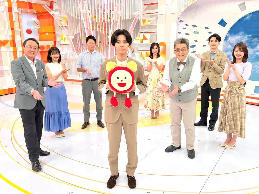 フジテレビ「めざましテレビ」さんのインスタグラム写真 - (フジテレビ「めざましテレビ」Instagram)「きょう11日（月）は #萩原利久 さんが #マンスリーエンタメプレゼンター 2回目の生出演でした🥰  15日（金）公開の映画「#ミステリと言う勿れ」の号外をスタジオで配ったり大好きなダチョウのクイズで盛り上げてくれたり💪  キャスター陣とも和気あいあいでしたよ✨️ 先週は放送後仮眠を取るつもりが9時間も爆睡してしまったそうです🤣きょうはどうでしょうか？  来週も皆でお待ちしてまーす🎵  #めざましテレビ」9月11日 12時01分 - mezamashi.tv