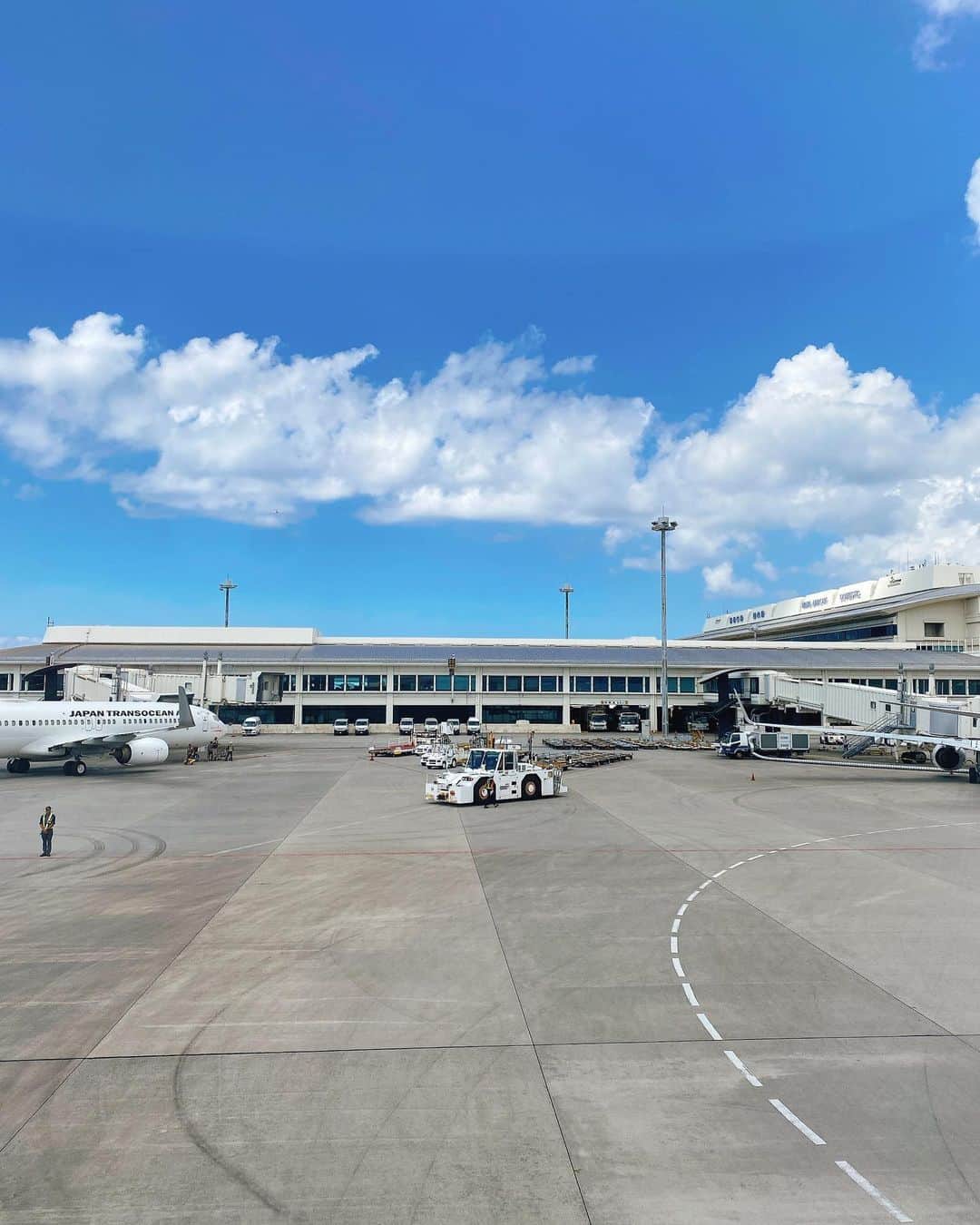 のインスタグラム：「DPRH合間の仕事で沖縄だったけど久しぶりのフライトは楽しかった〜✈️  やっぱ好きなんだな😃  道じゅね〜も見れたし地元良きね😁  明日から9/20に向けてやれる事やったんぞ👍  #issa  #dapump  #livedapumpdamagichour  #dpc  #dprh  #okinawa  #kozacity  #expelgang」