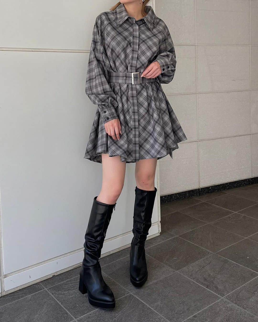 ENVYMのインスタグラム：「【𝐒𝐞𝐩𝐭𝐞𝐦𝐛𝐞𝐫𝐈𝐓𝐄𝐌】 ⁡ ✔︎︎︎︎AラインシャツOP color/CHECK/BEIGE/BLACK price/7,590(taxin) ⁡ ⁡ ■ポイント ベルト付きでメリハリが出せるので誰が着用してもスタイルアップするシャツワンピース♪ ⁡ ■ディティール たっぷり用尺を使ったシャツ型のAラインワンピース！ 襟と袖口を2枚仕立てにしてポイントにしています♪ ベルトはバックルとハトメがアクセントになっています。 ⁡ ■スタイリング ベルトが付属で付いているので、ウエストを絞って着用するとメリハリのあるスタイリングに！ ベルトをはずすとゆるっとAラインワンピースとしても使えます。 ⁡ ---------------------------------------- ⁡ 🔥9/2~WEBSTOREで対象の予約商品が10%OFF🔥 ⁡ #ENVYM #2023AW」